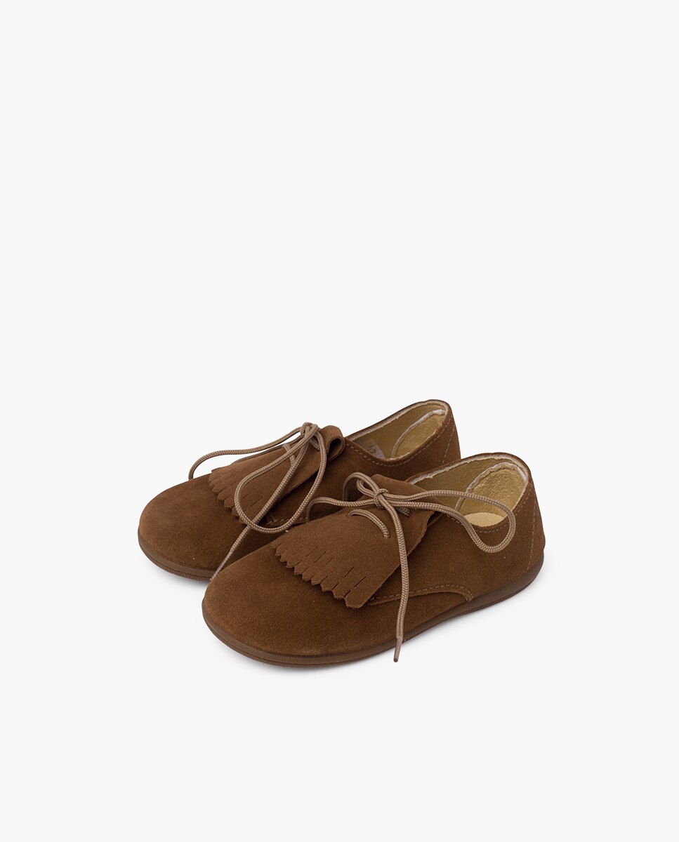 Pisamonas - Zapatos de cordones de niños de serraje con lengüeta de flecos.