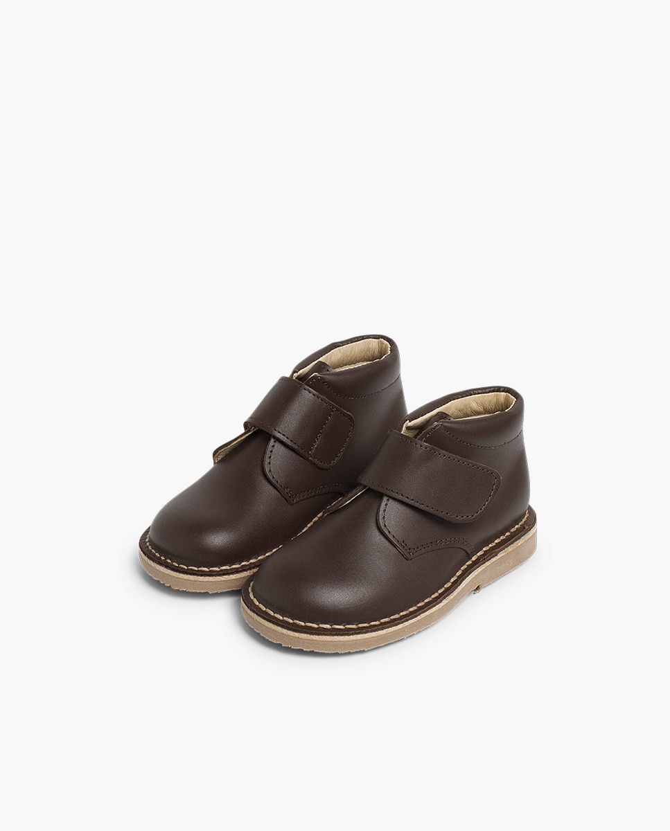 Pisamonas - Botas de niños de piel con cinta.