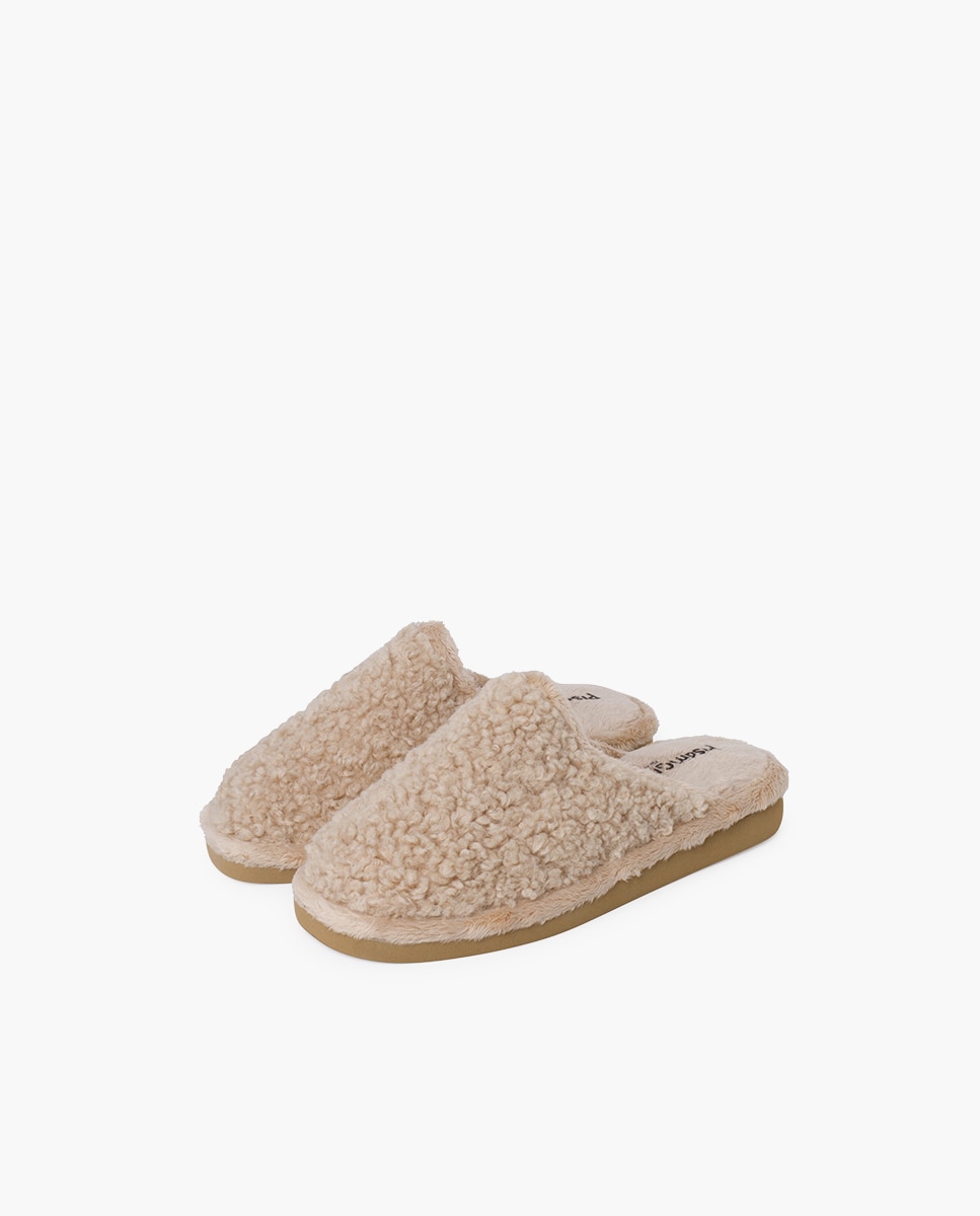 Pantufas Fechadas Infantil Tipo Pelo de Ovelha com Sola Antiderrapante Pisamonas Bege-3