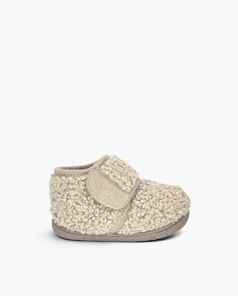 Imagen 0 de Zapatillas de casa cerradas de niña casa barefoot efecto borreguito Beige