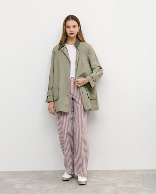 Imagen 0 de Parka de mujer con solapa y bolsillos