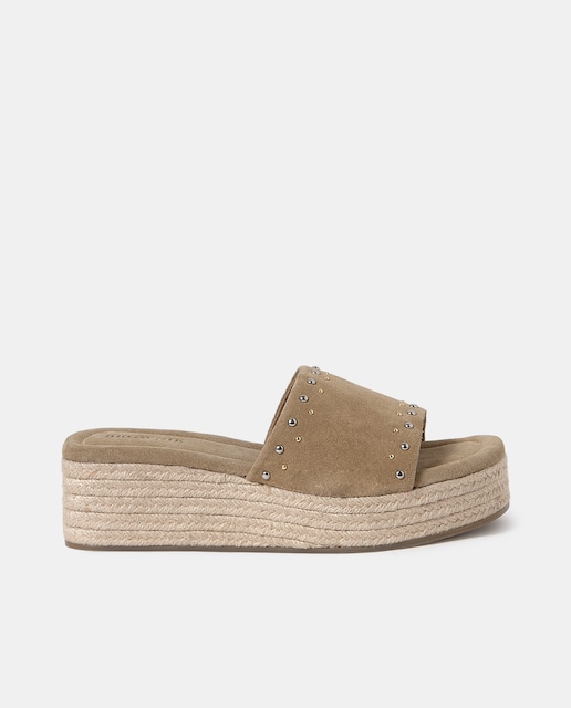 Imagen 0 de Sandalias de cuña de mujer de piel con tachas en color taupe