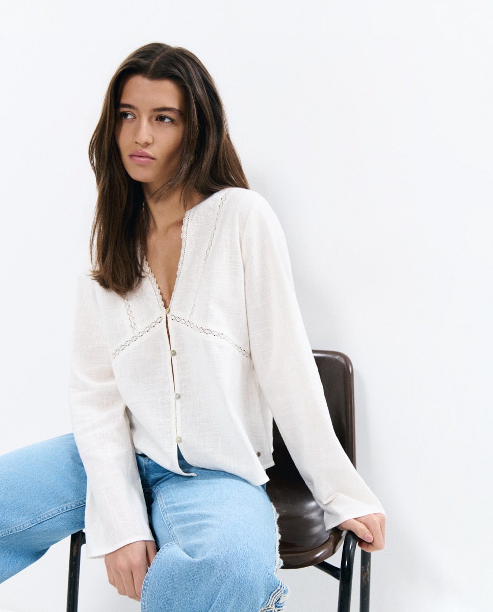 Brownie - Blusa de mujer con bordados y escote.