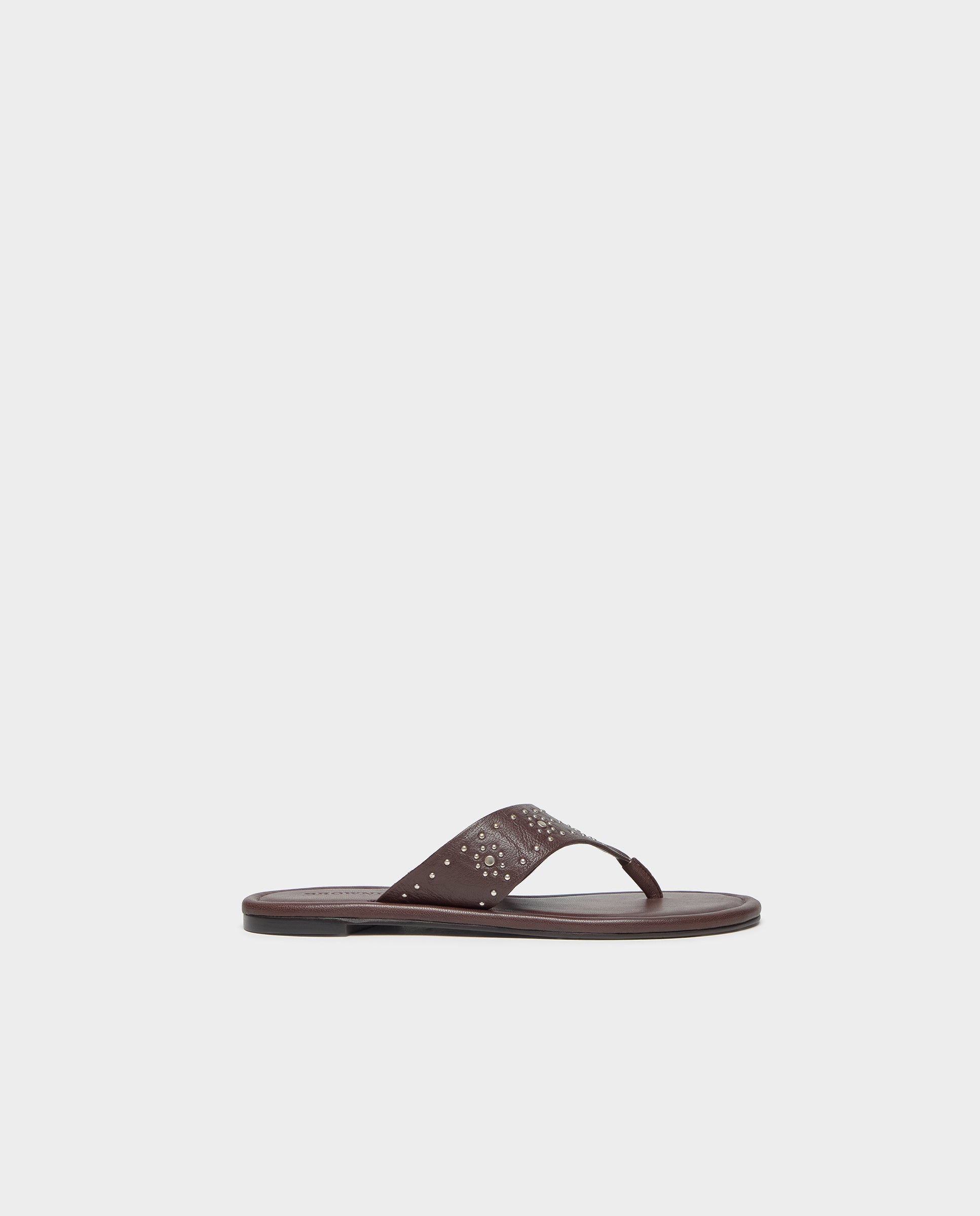 Imagen 0 de Sandalias planas de mujer de piel con tachitas Marrón chocolate