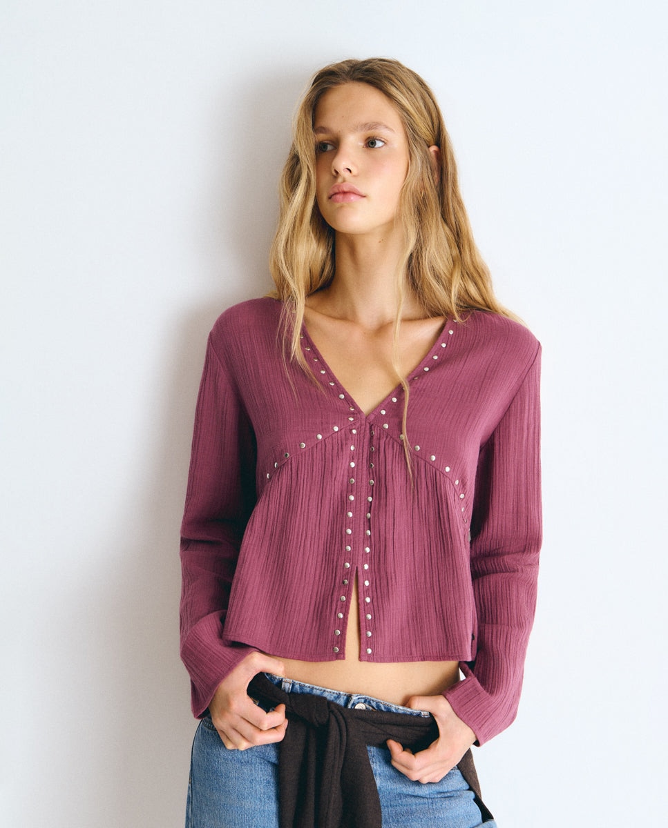 Imagen 0 de Blusa de mujer con cuello de pico y tachas Rosa