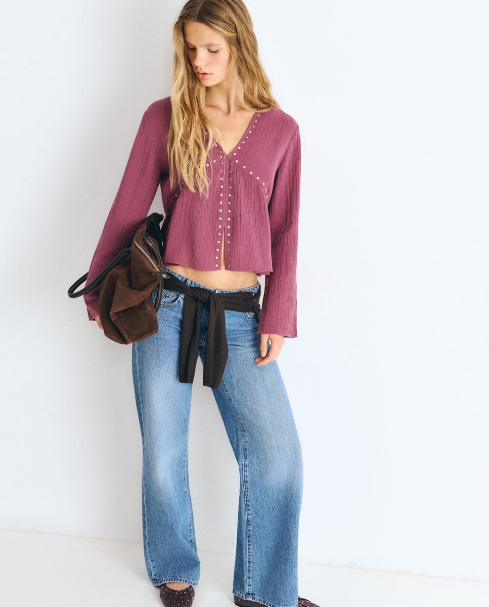 Blusa de mujer con cuello de pico y tachas - Brownie - Rosa Rosa-3