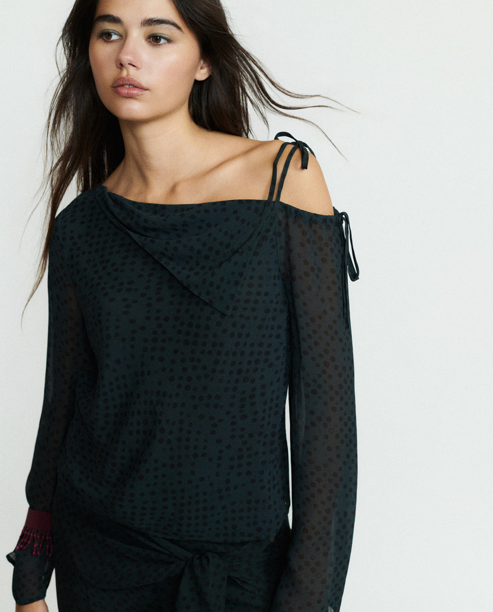 Imagen 0 de Blusa de mujer de manga larga asimétrica Negro