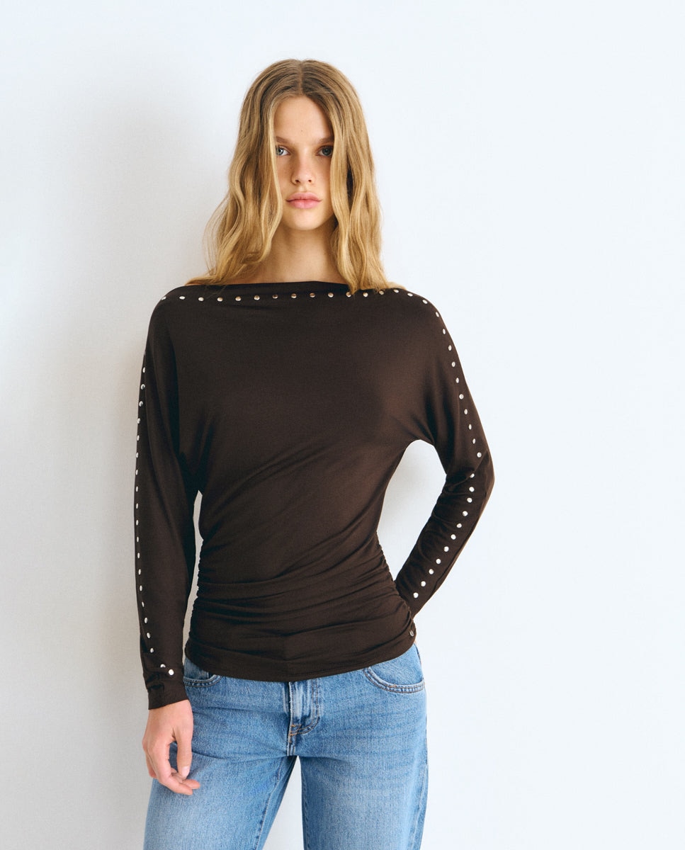 Imagen 0 de Camiseta de mujer con cuello de barco y tachas Negro
