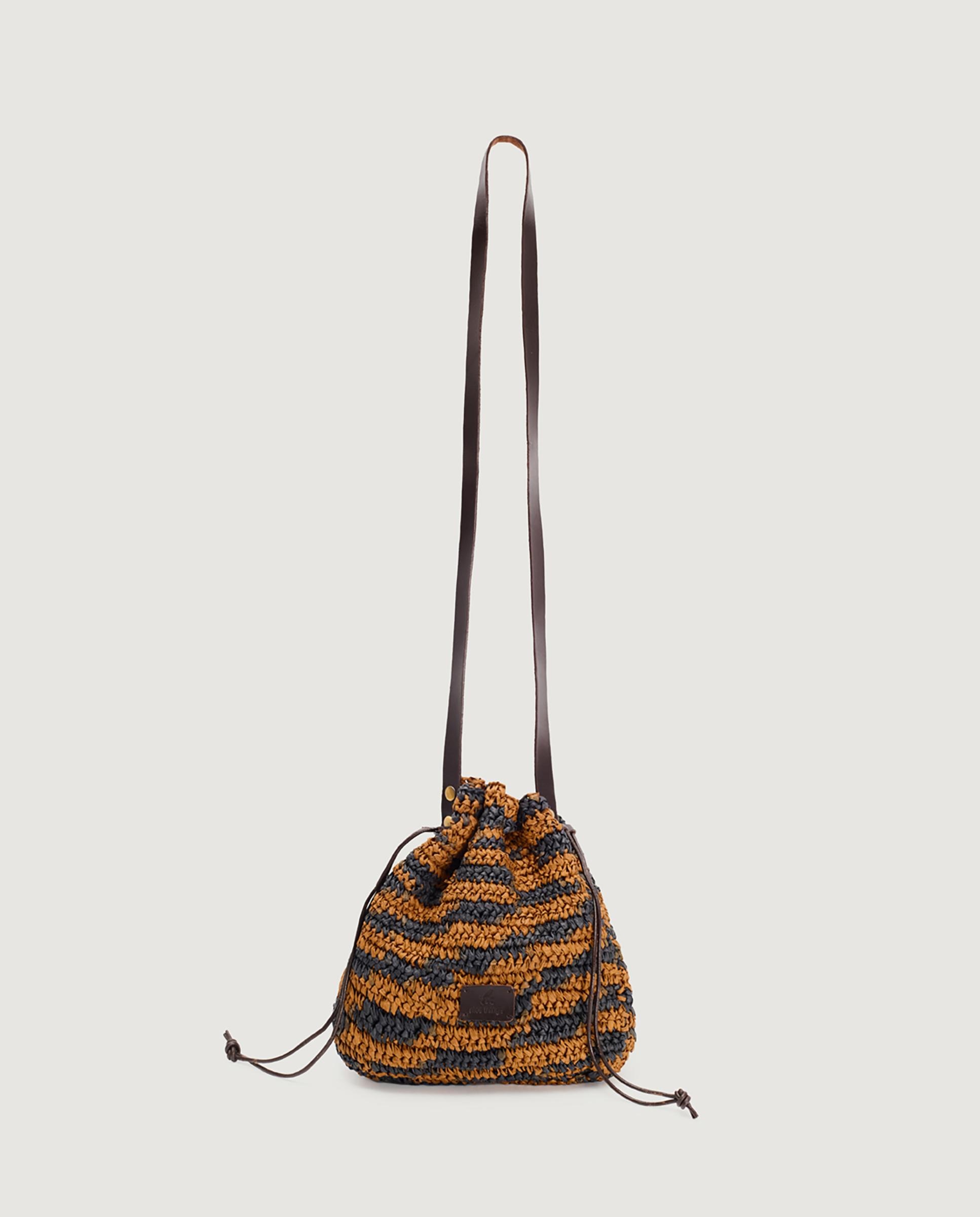 Bandolera de mujer con textura rafia estilo bucket