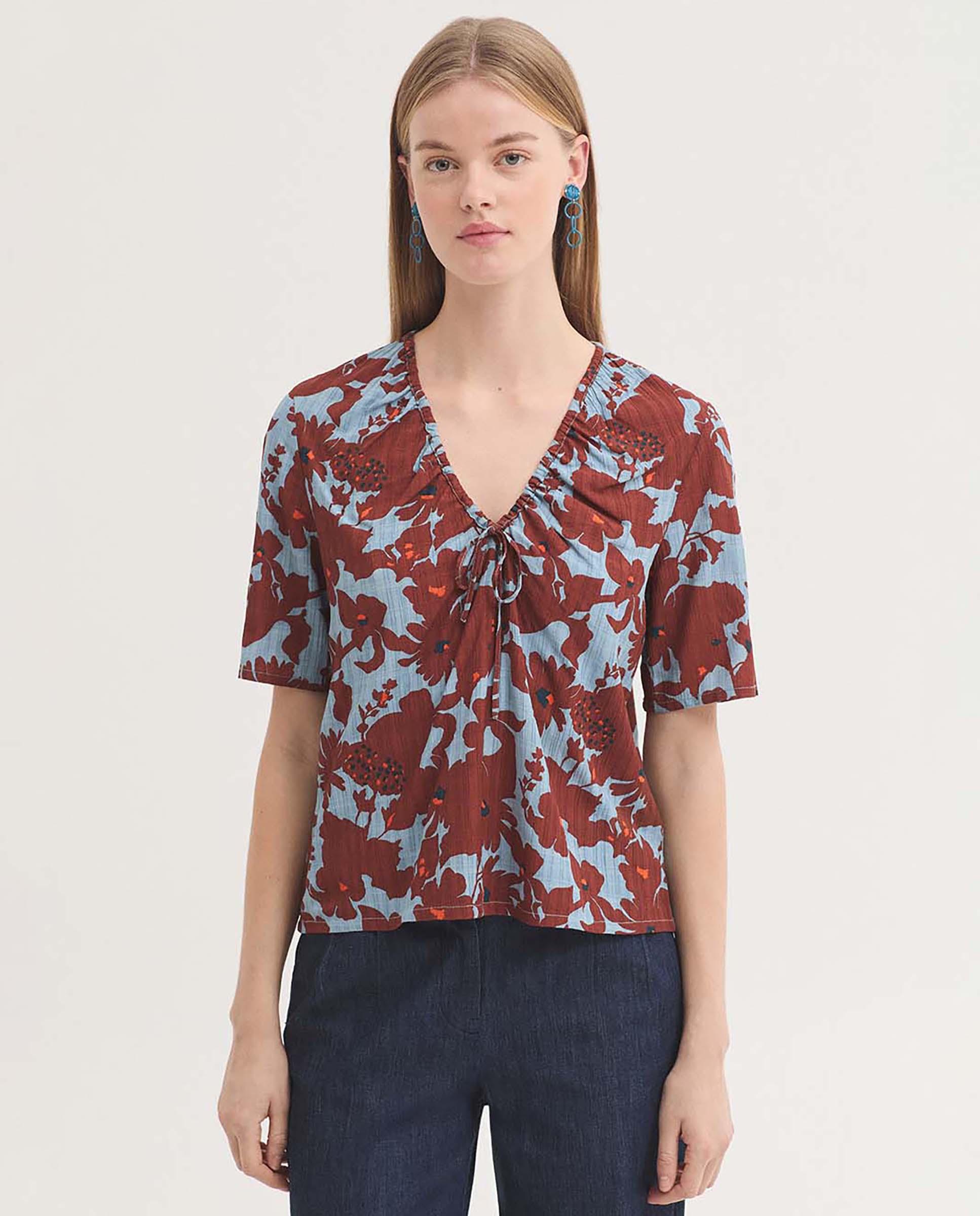 Nice Things - Top de mujer con estampado de flores y escote de pico.