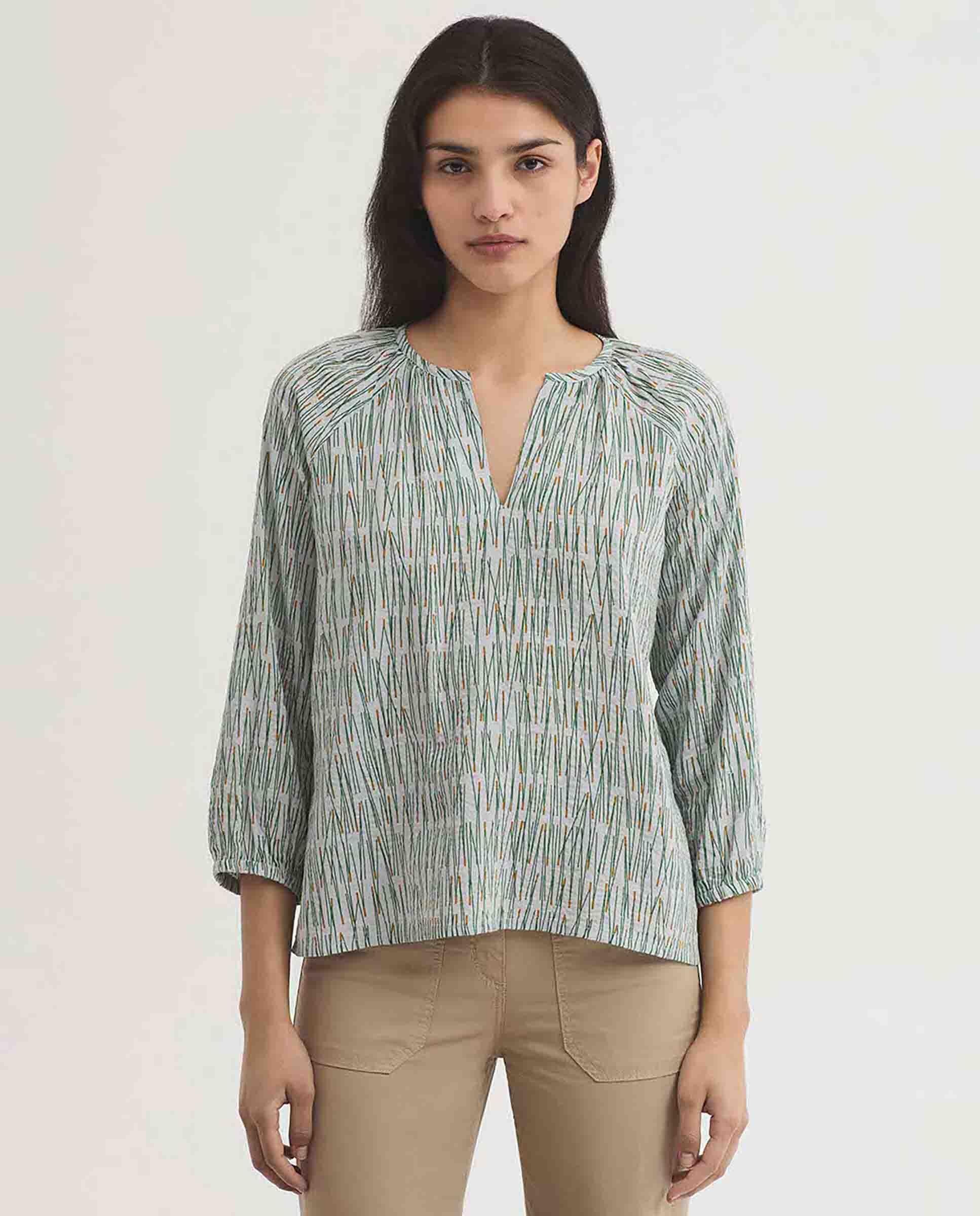 Nice Things - Blusa de mujer estampada con escote de pico.