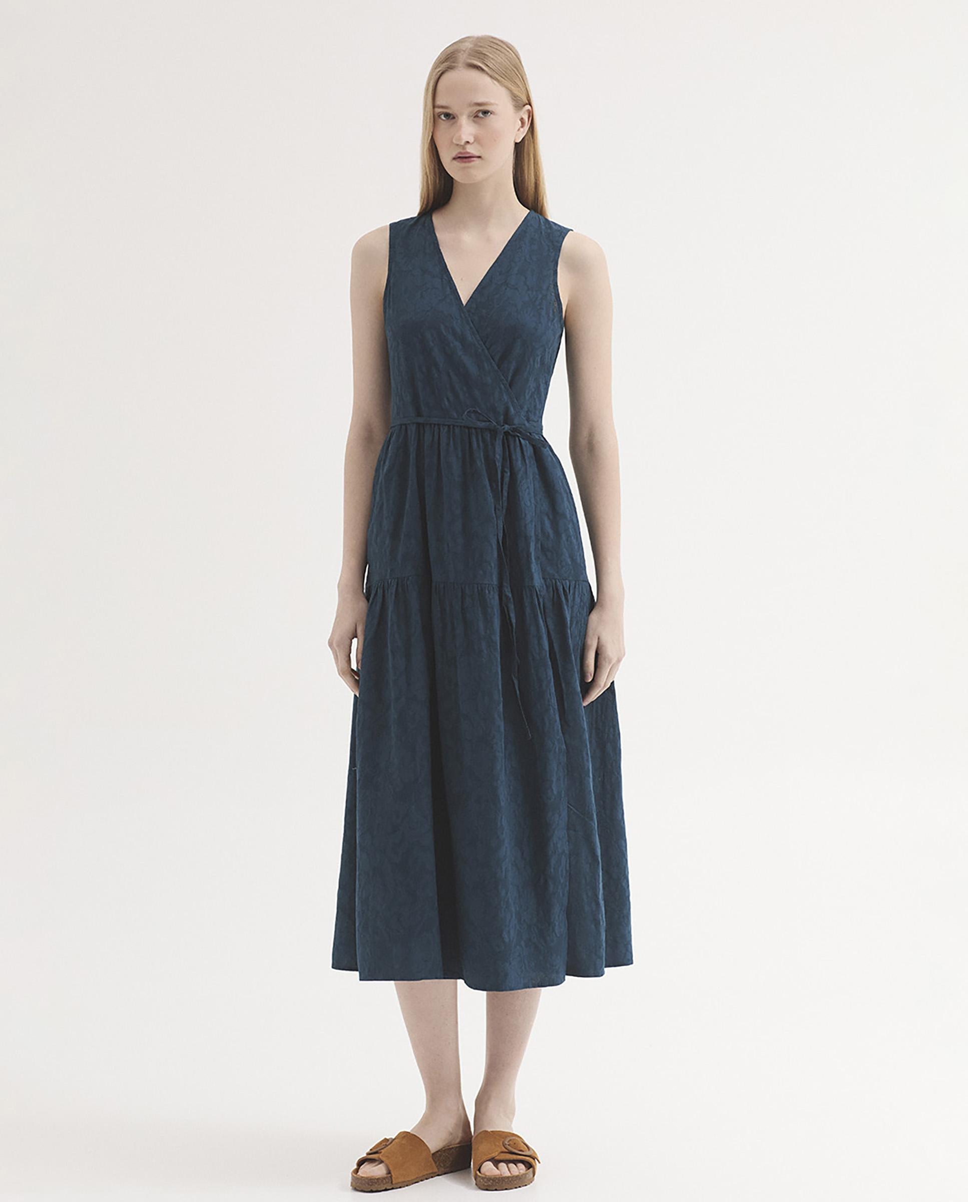 Nice Things - Vestido midi sin mangas y escote de pico.