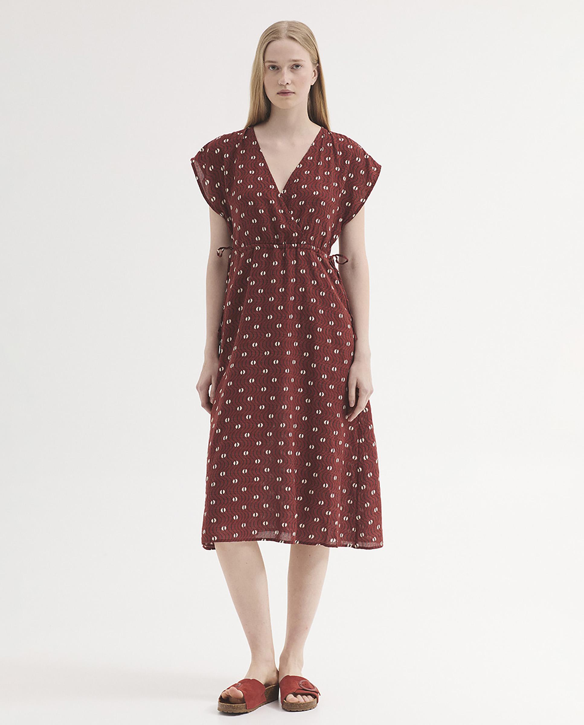 Vestido midi con estampado y escote de pico - Nice Things - Rojo Rojo-1