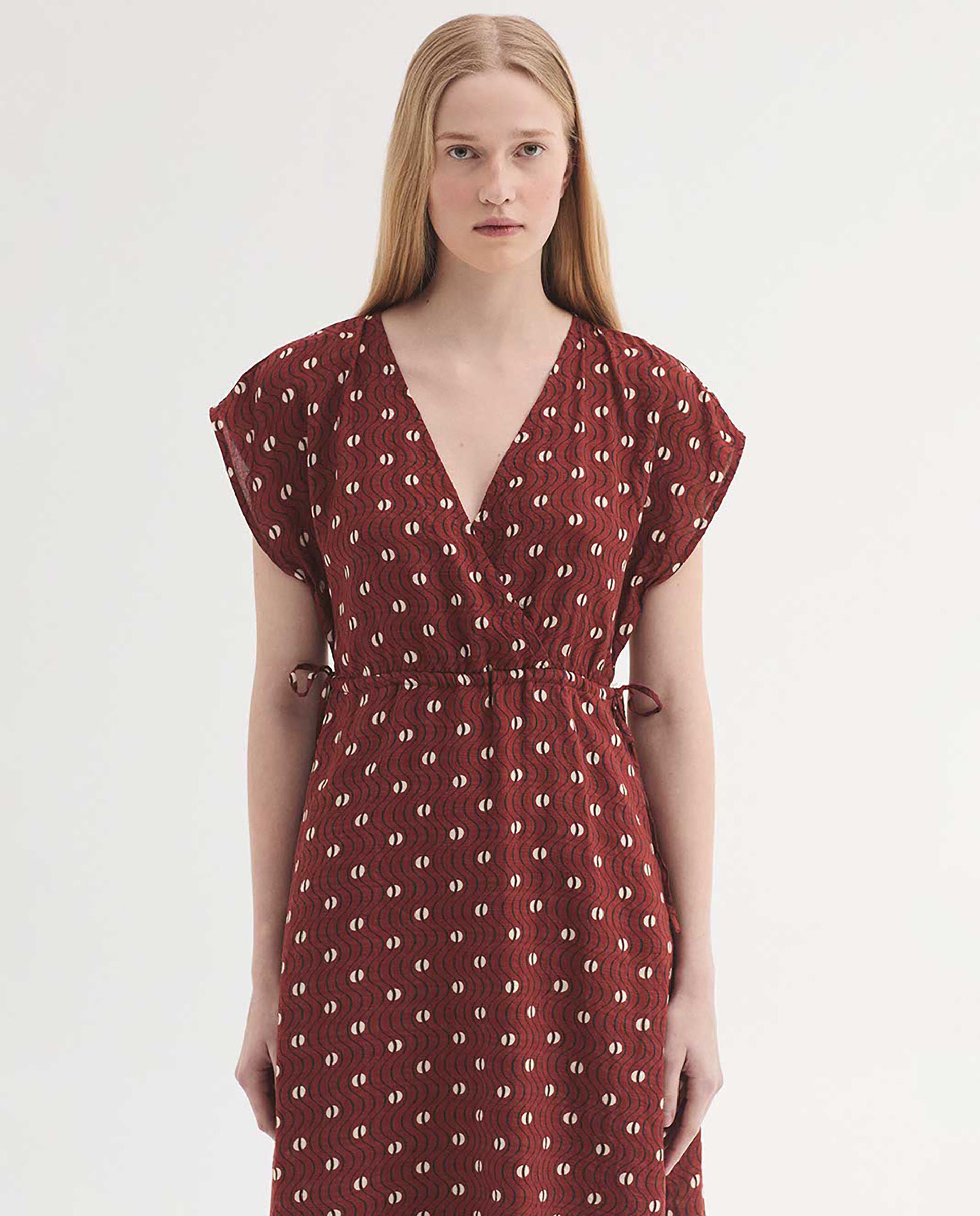Vestido midi con estampado y escote de pico - Nice Things - Rojo Rojo-5