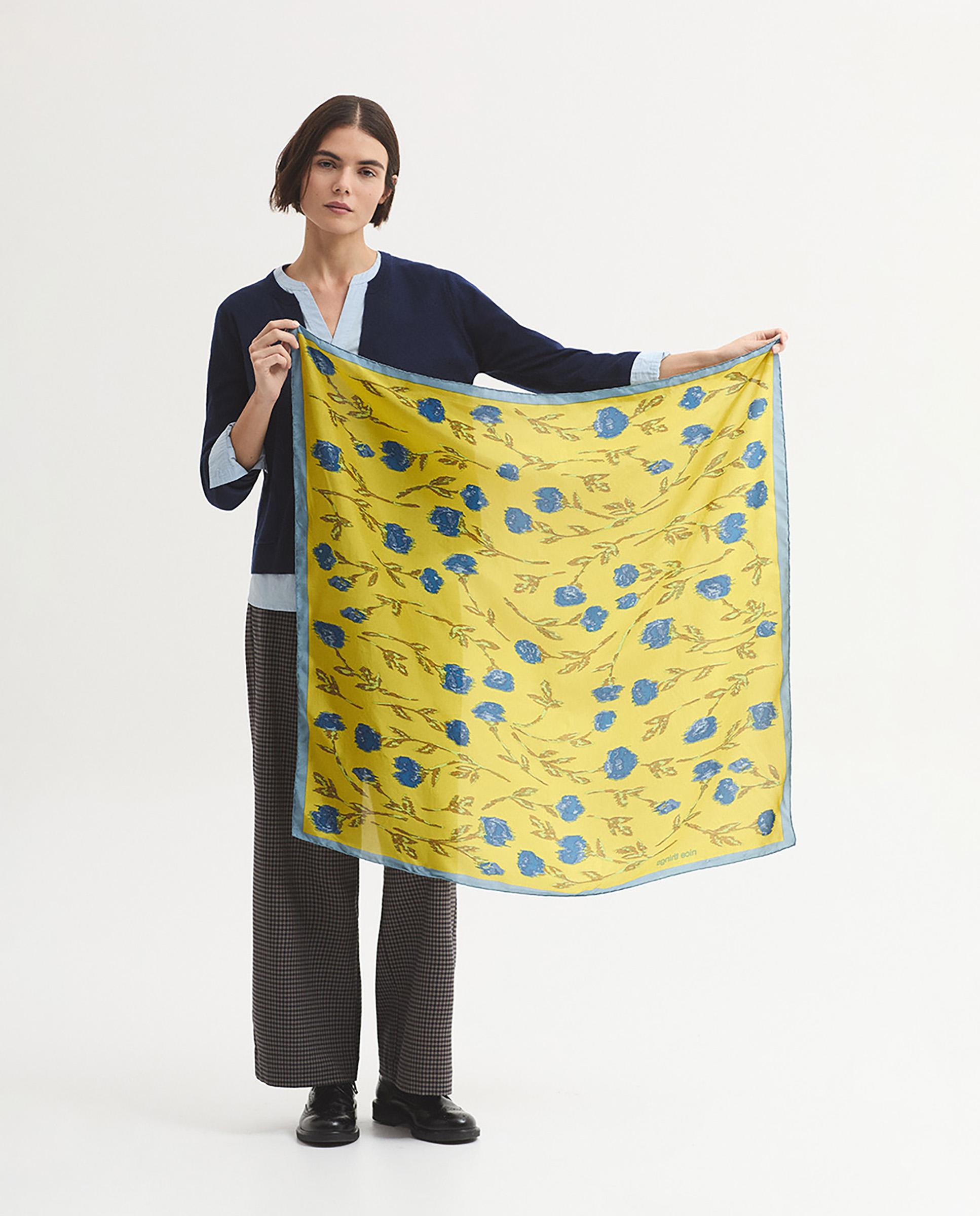 Imagen 3 de Pañuelo de mujer 100% seda con estampado de flores - Nice Things - Amarillo Amarillo