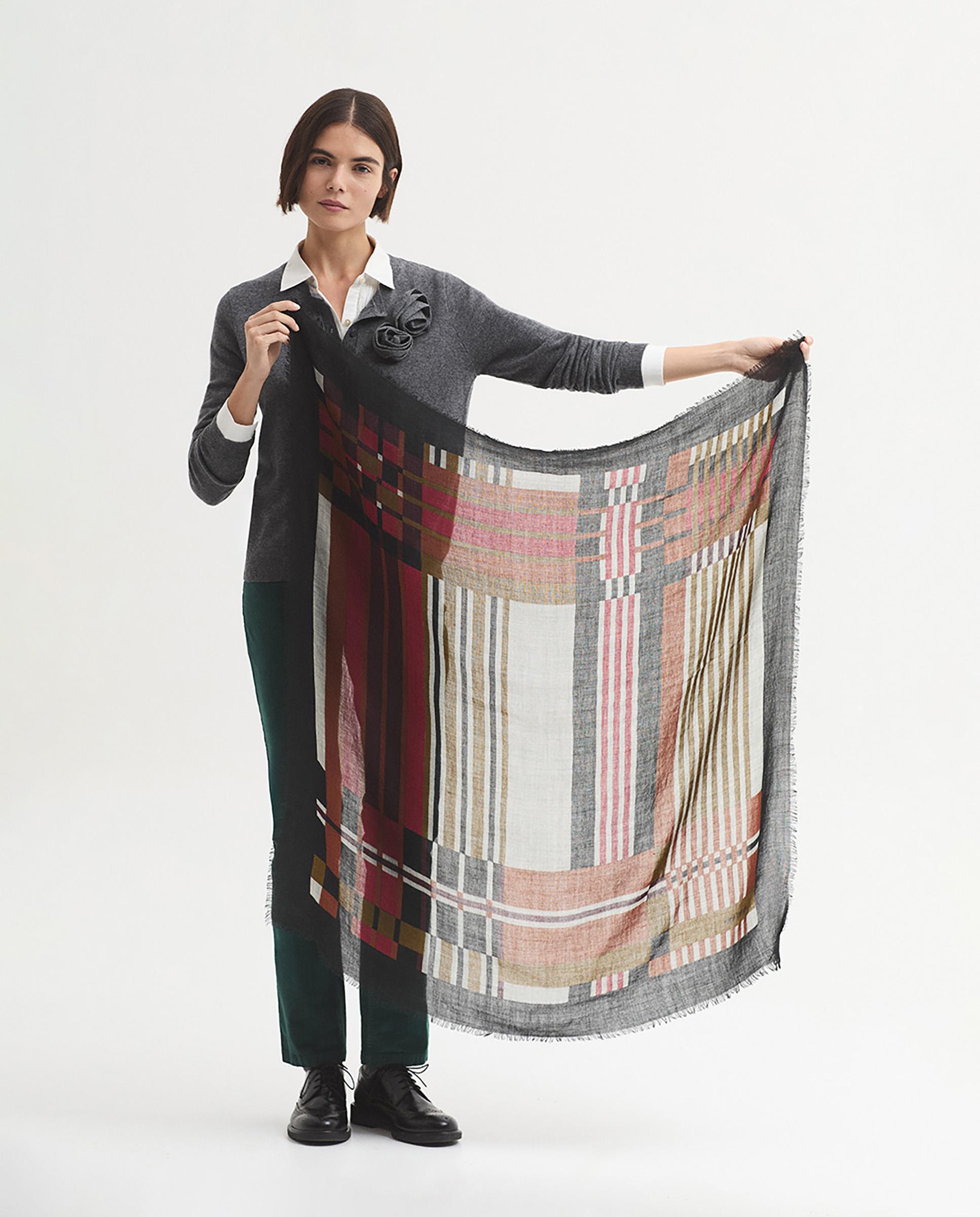 Imagen 2 de Pañuelo de mujer 100% lana con cuadros - Nice Things - Negro Negro