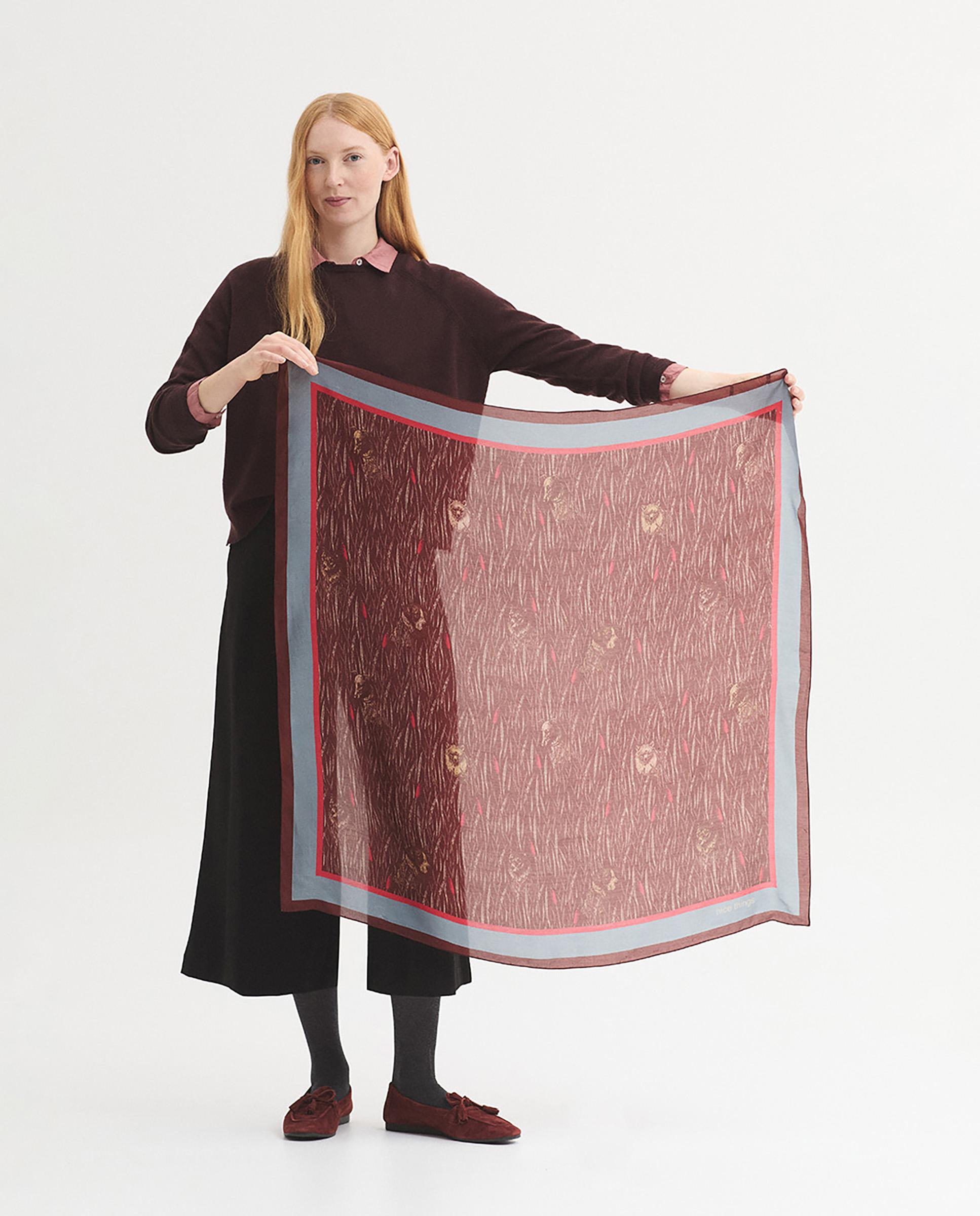 Imagen 2 de Pañuelo de mujer con estampado de lobos - Nice Things - Burdeos Burdeos