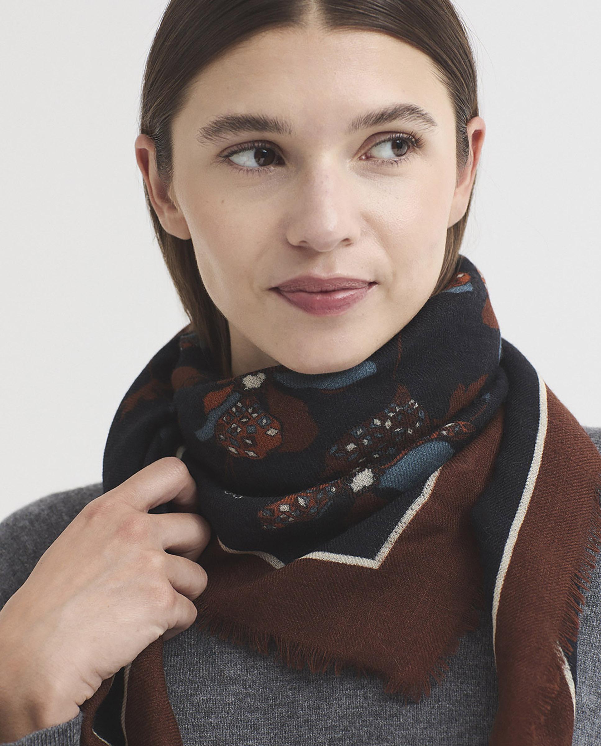 Pañuelo de mujer 100% lana con estampado de flores - Nice Things - Negro Negro-2