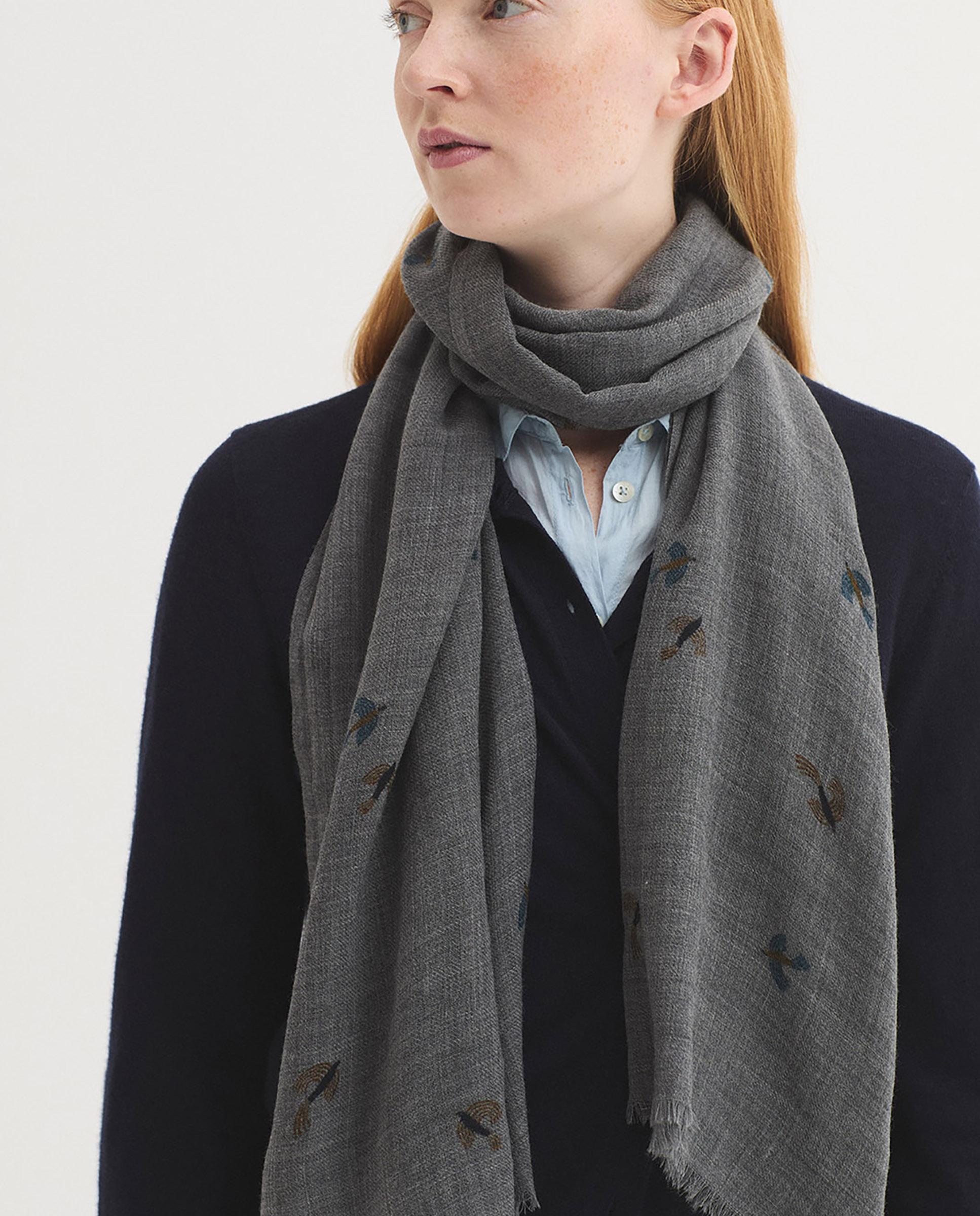 Imagen 2 de Fular de mujer 100% lana con estampado de flores - Nice Things - Gris Gris