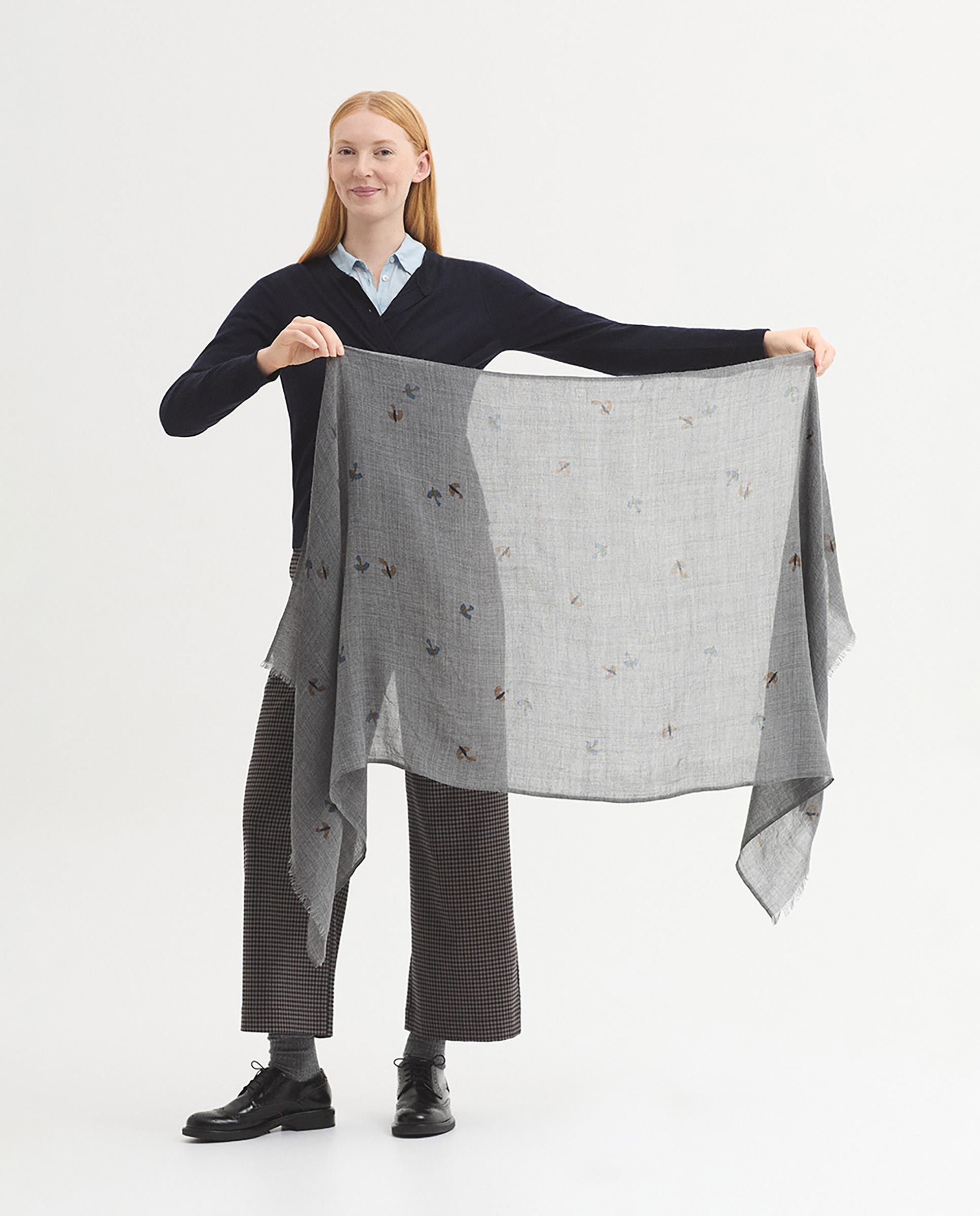 Imagen 3 de Fular de mujer 100% lana con estampado de flores - Nice Things - Gris Gris
