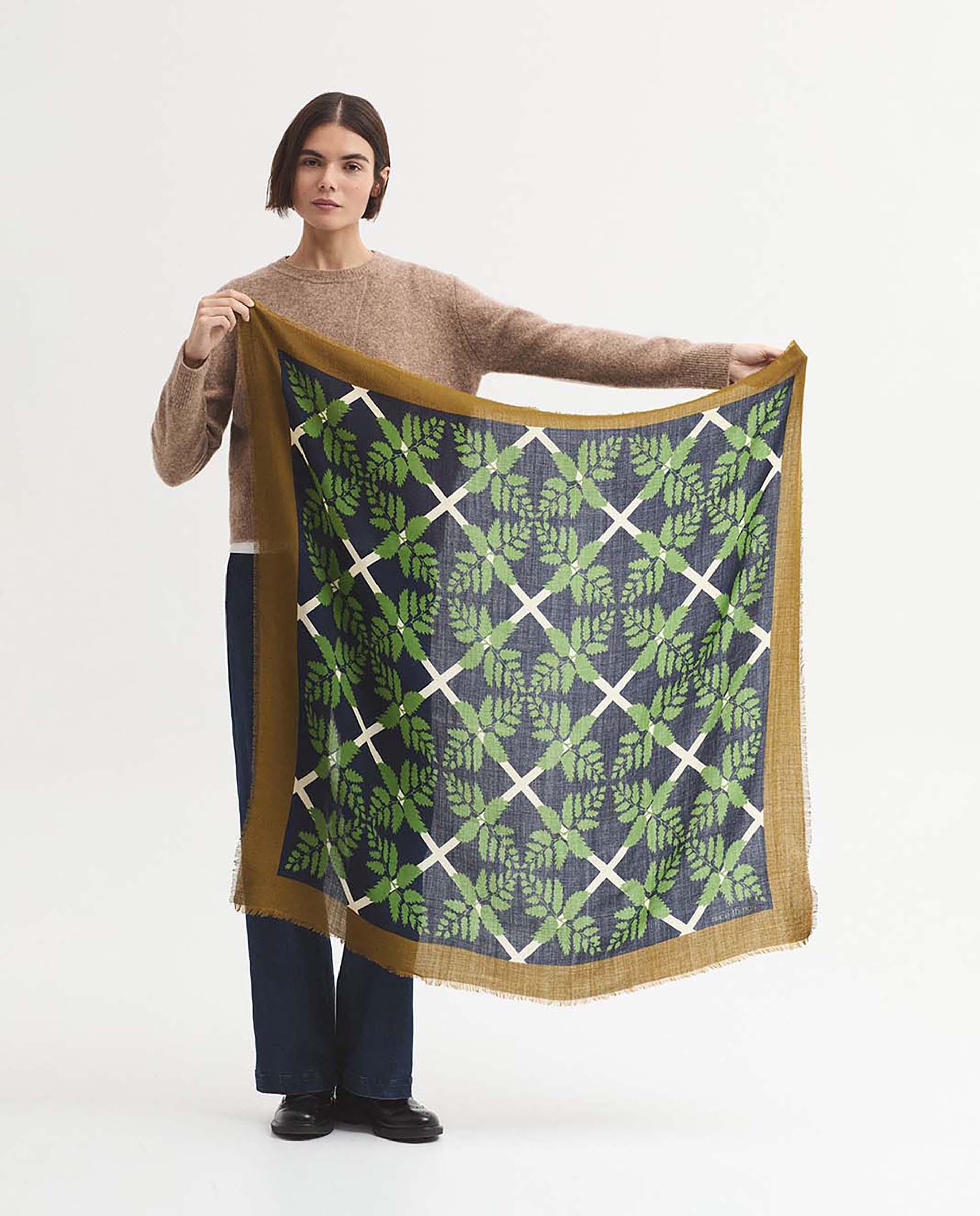 Imagen 2 de Pañuelo de mujer con lana y estampado geométrico - Nice Things - Azul marino Azul marino
