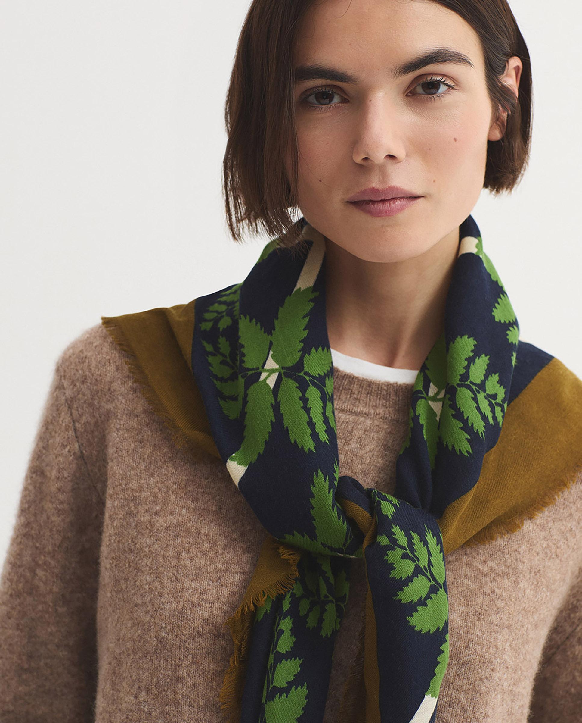 Imagen 3 de Pañuelo de mujer con lana y estampado geométrico - Nice Things - Azul marino Azul marino