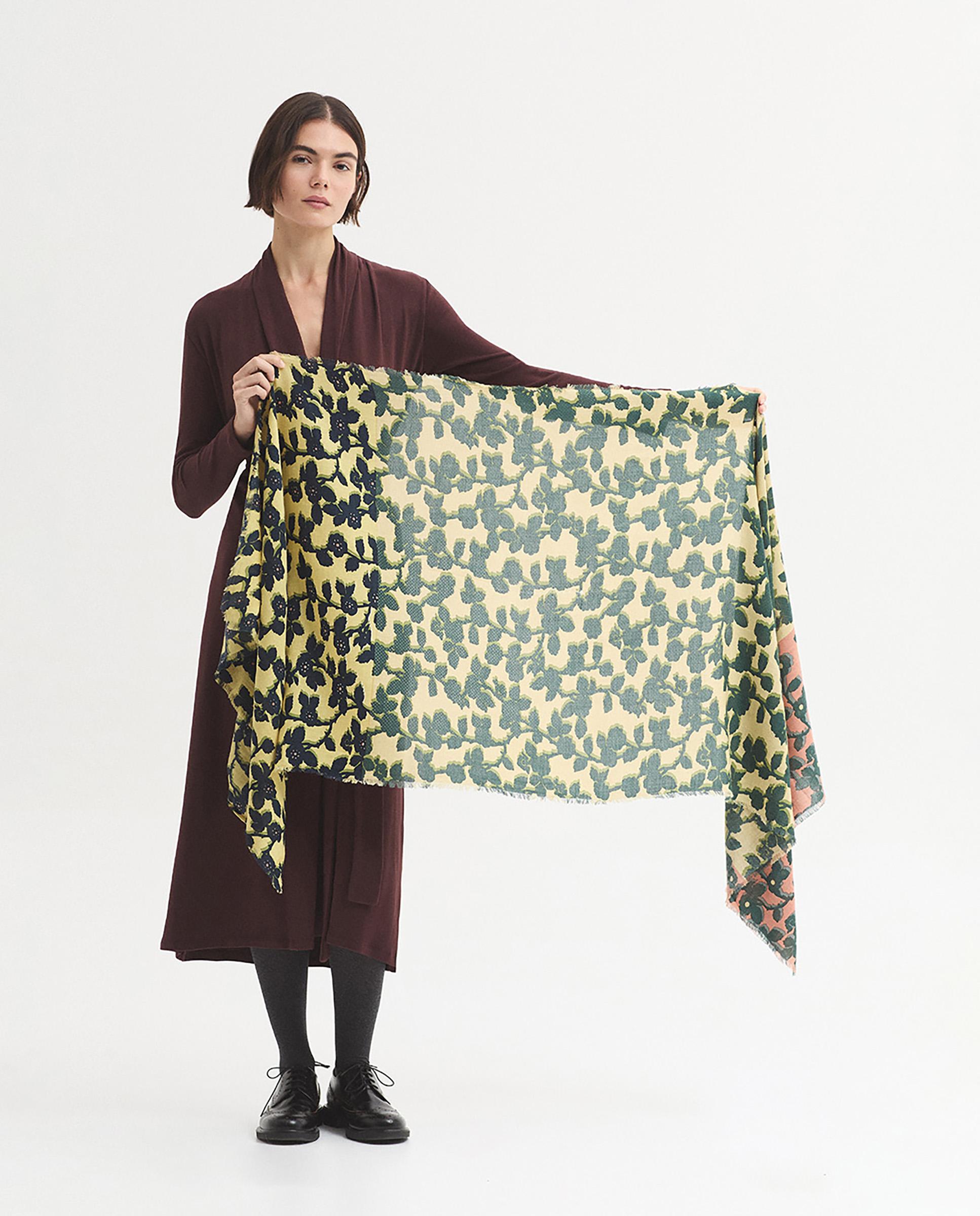 Imagen 2 de Fular de mujer 100% lana con estampado de flores - Nice Things - Crudo Crudo