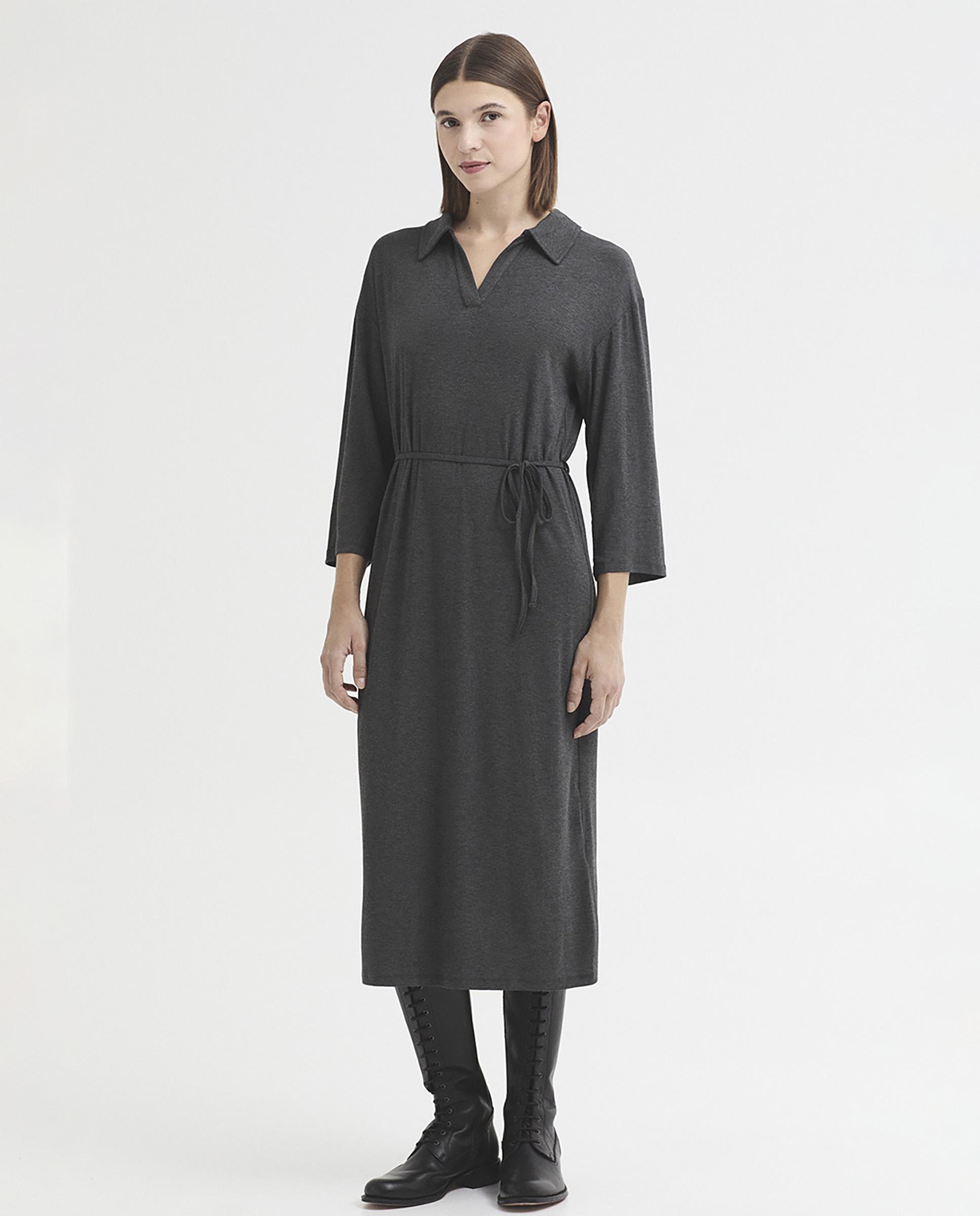 Vestido midi estilo túnica con cuello polo - Nice Things - Gris Gris-1