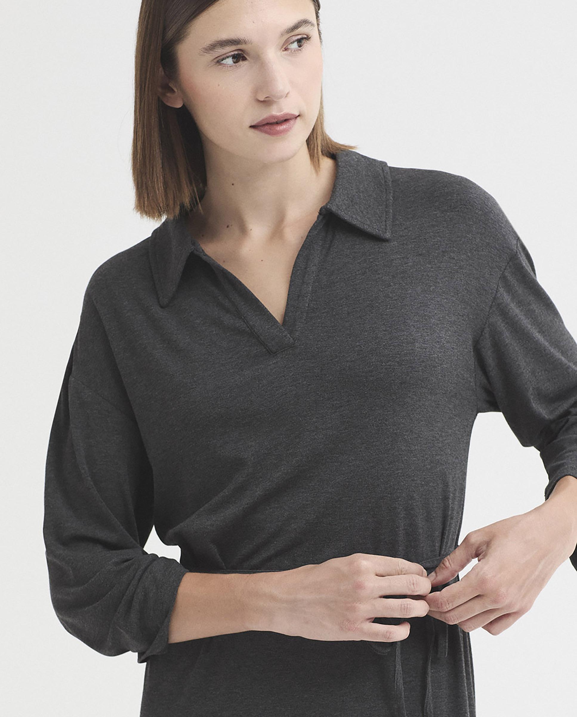 Vestido midi estilo túnica con cuello polo - Nice Things - Gris Gris-2
