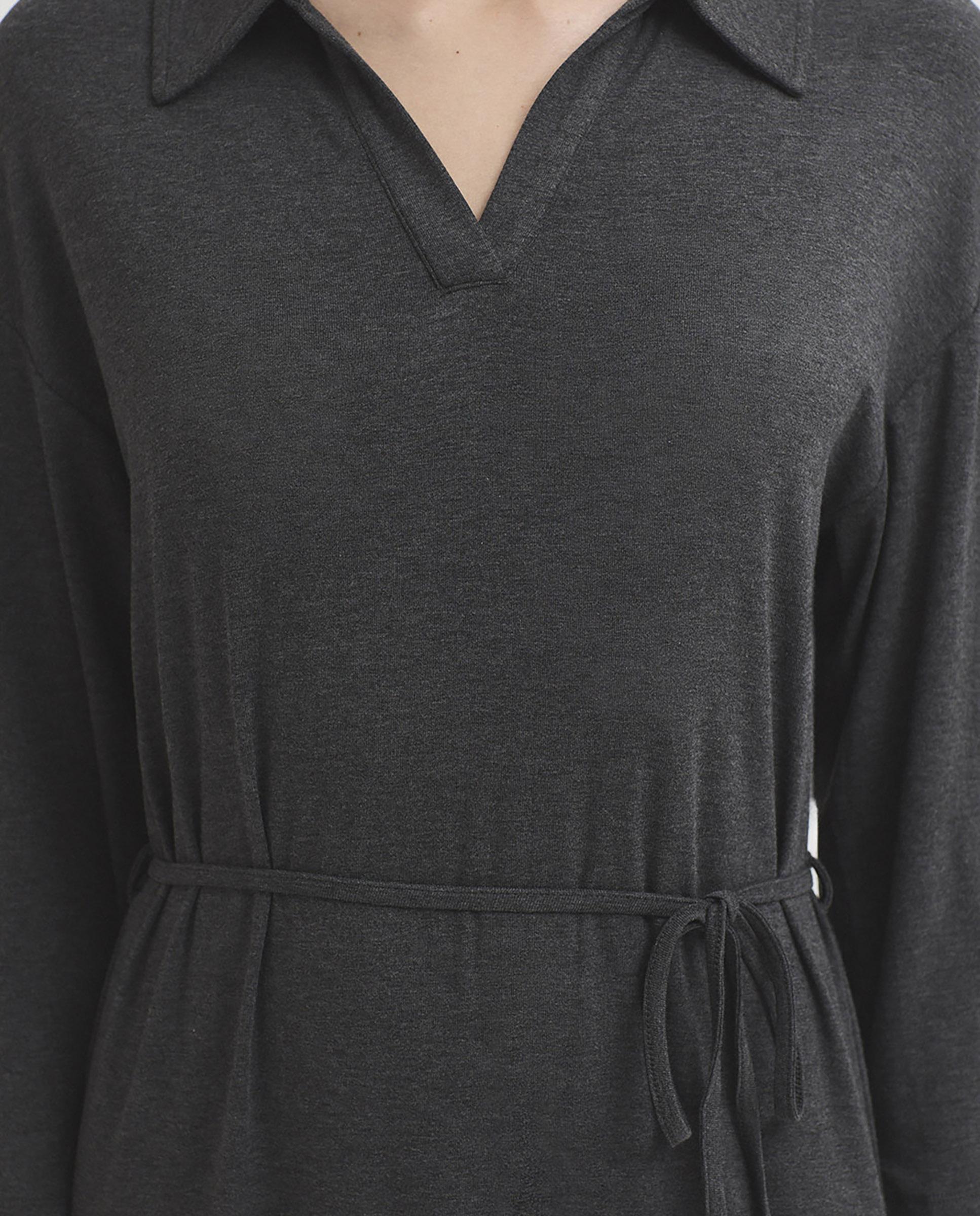 Vestido midi estilo túnica con cuello polo - Nice Things - Gris Gris-4
