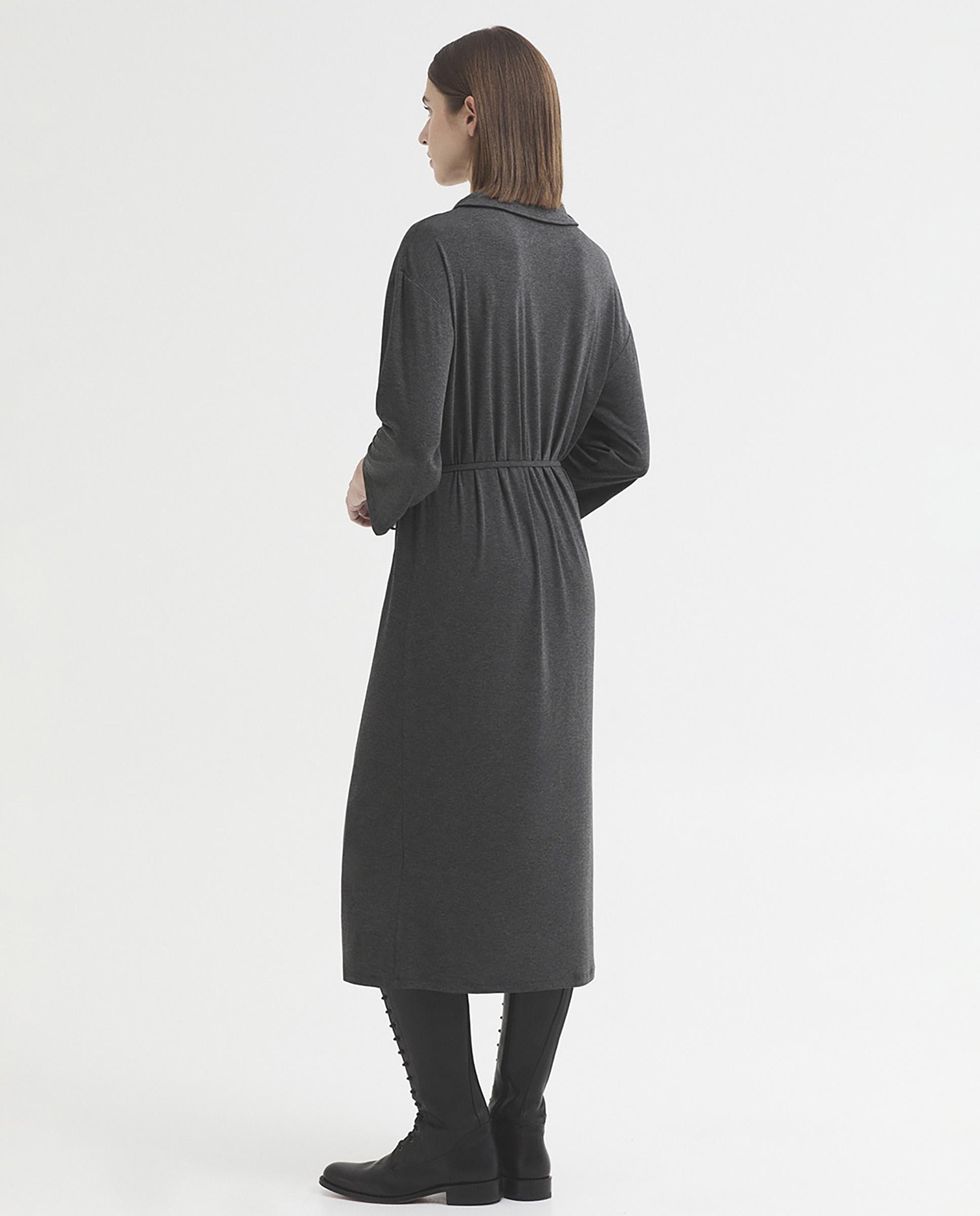 Vestido midi estilo túnica con cuello polo - Nice Things - Gris Gris-5