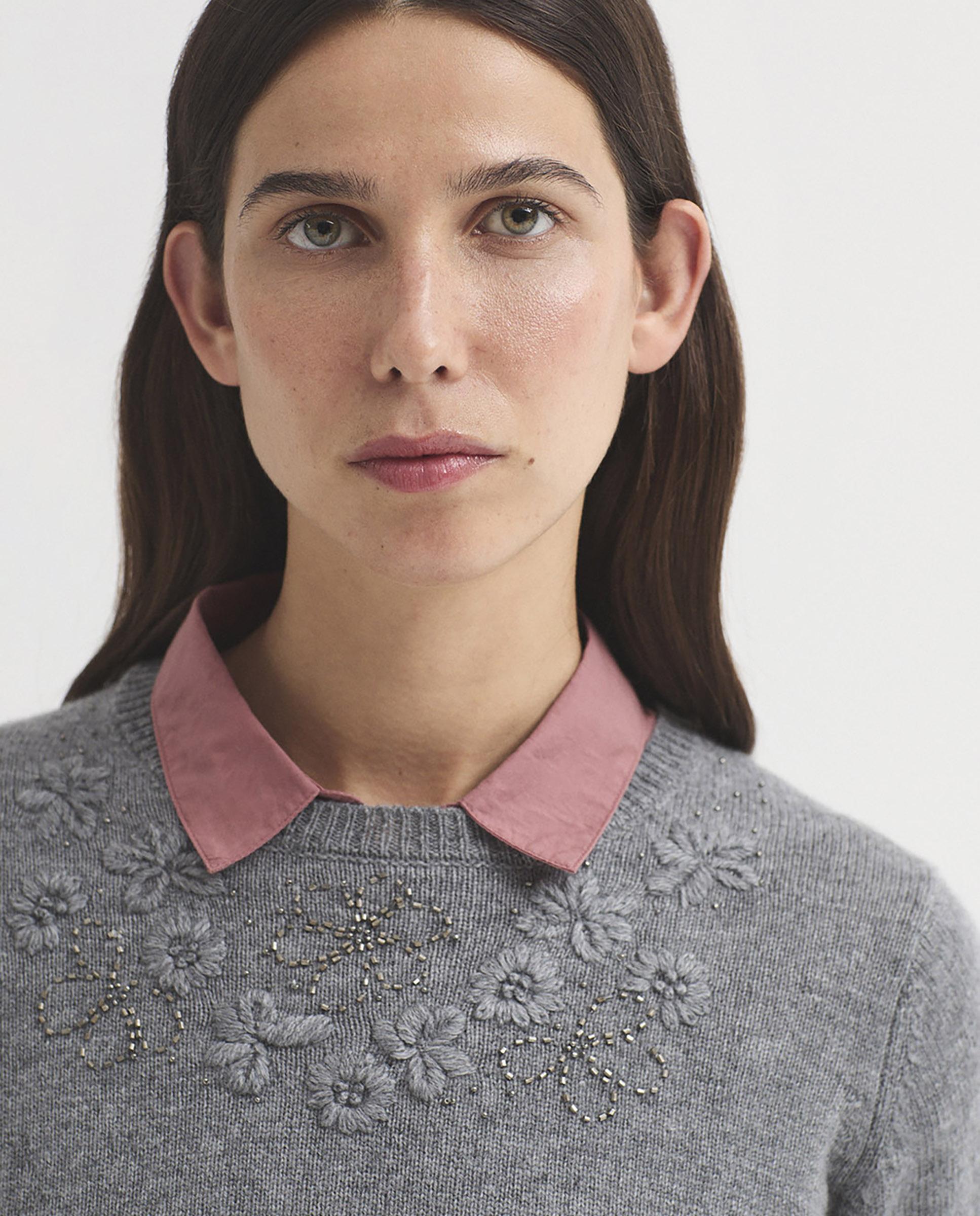 Jersey de mujer con flores bordadas y cuello redondo - Nice Things - Gris Gris-2