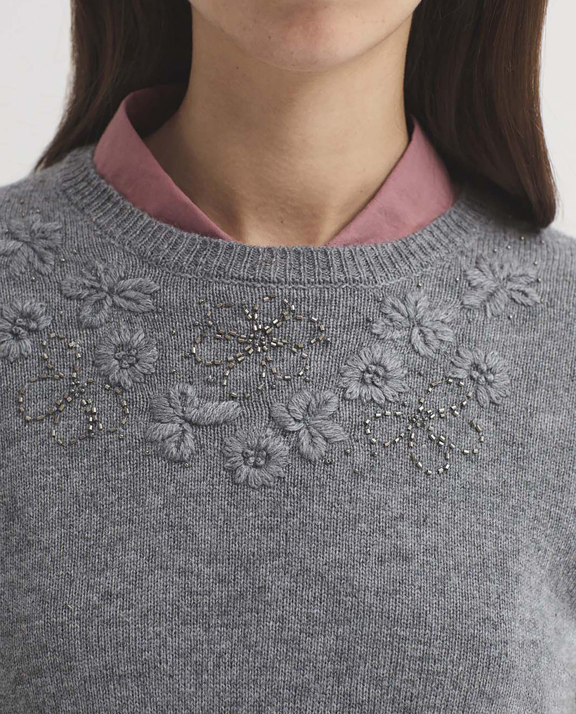 Jersey de mujer con flores bordadas y cuello redondo - Nice Things - Gris Gris-3