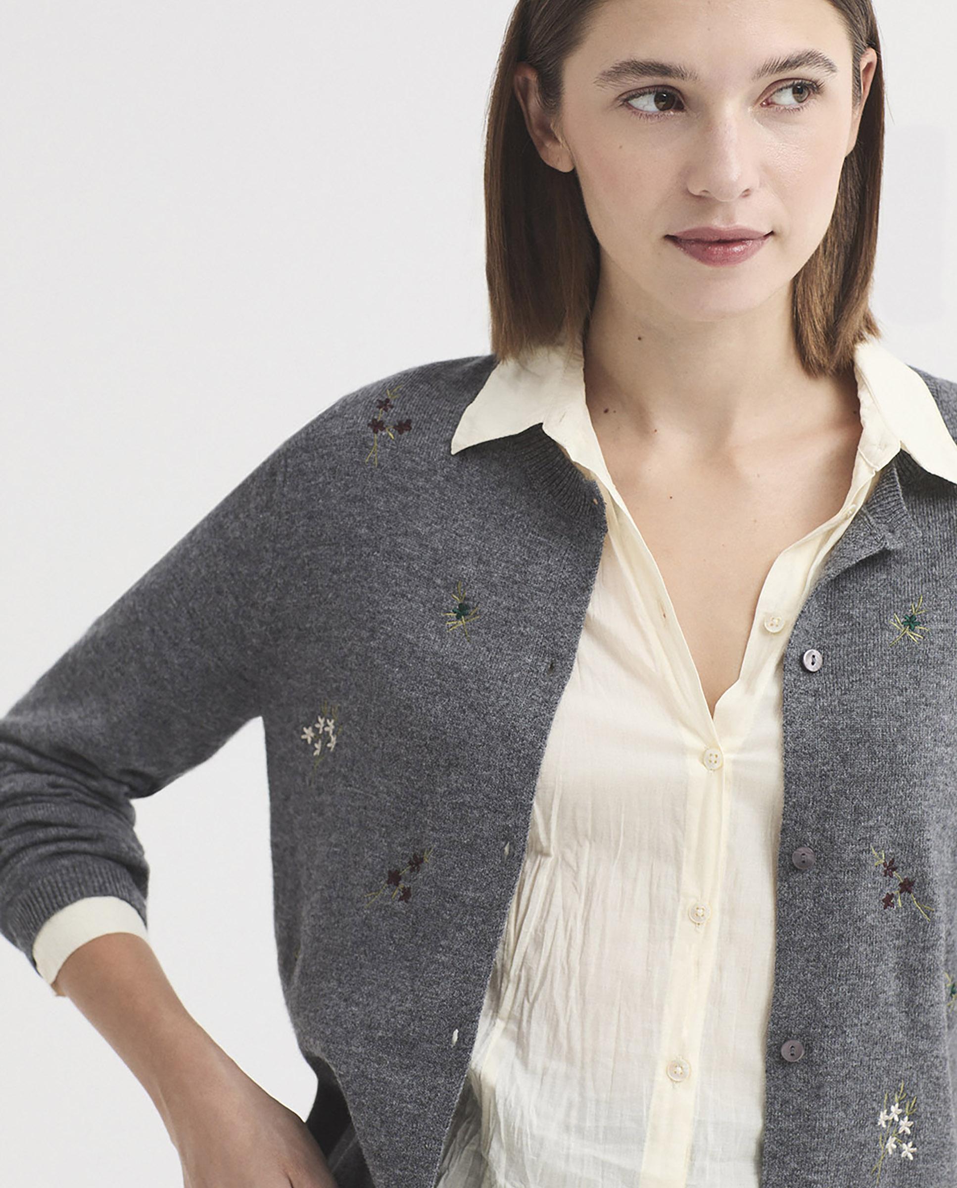 Cárdigan de mujer de punto con bordados de flores - Nice Things - Gris Gris-4