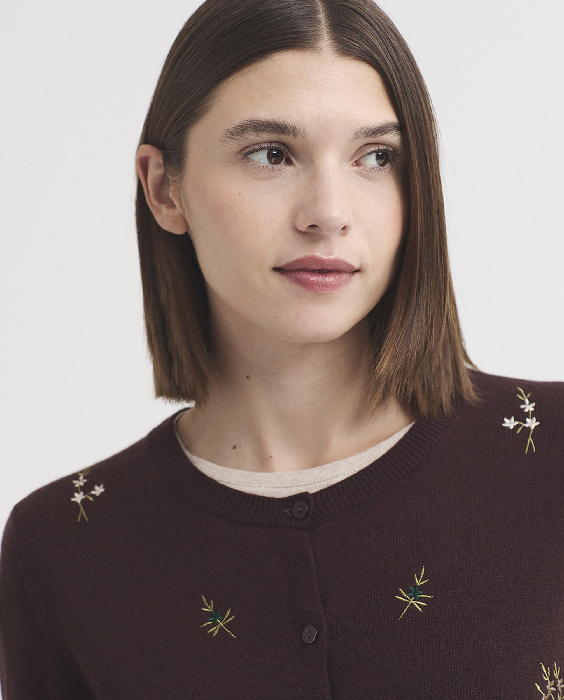 Cárdigan de mujer de punto con bordados de flores - Nice Things - Burdeos Burdeos-2