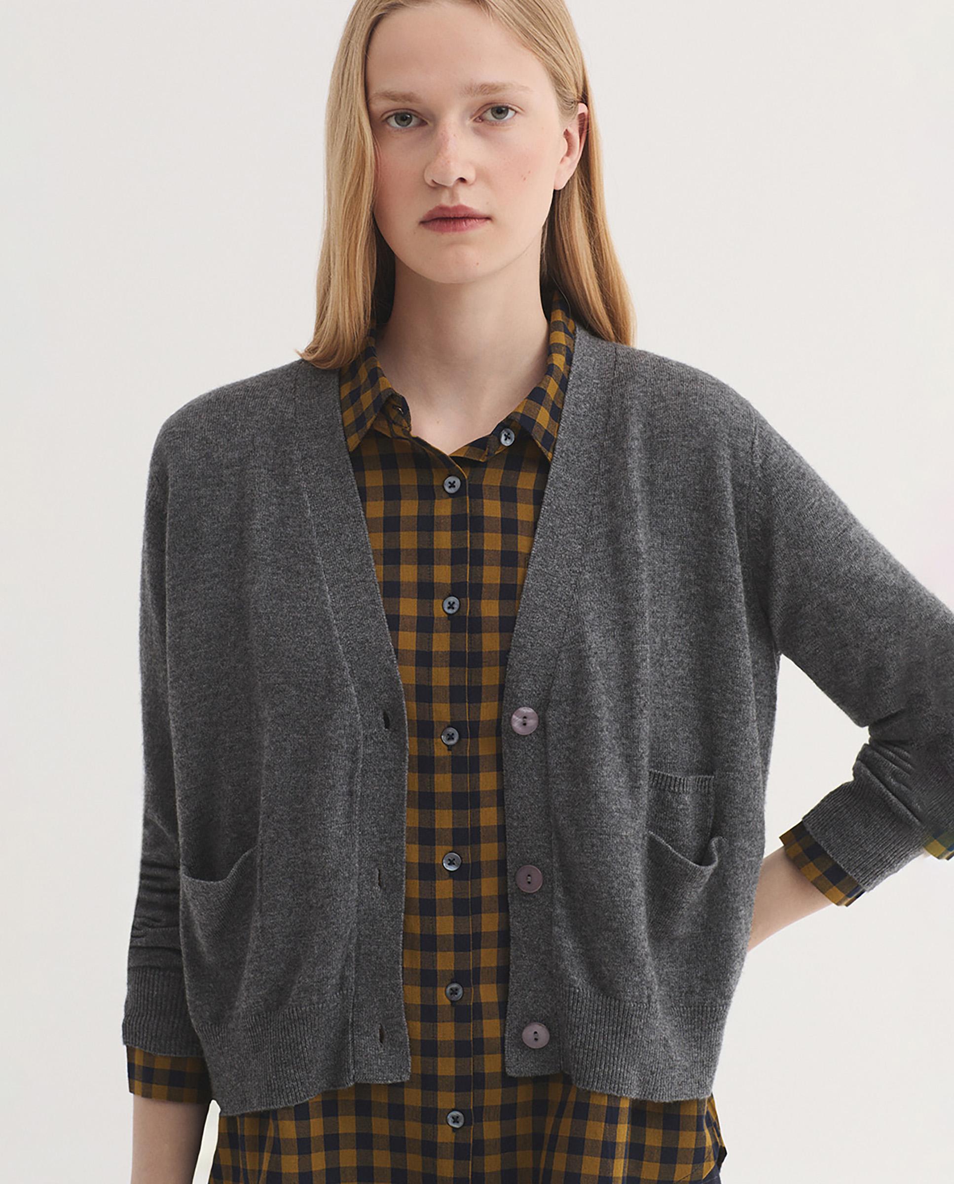 Jersey de punto de mujer con escote de pico y bolsillos - Nice Things - Gris Gris-5