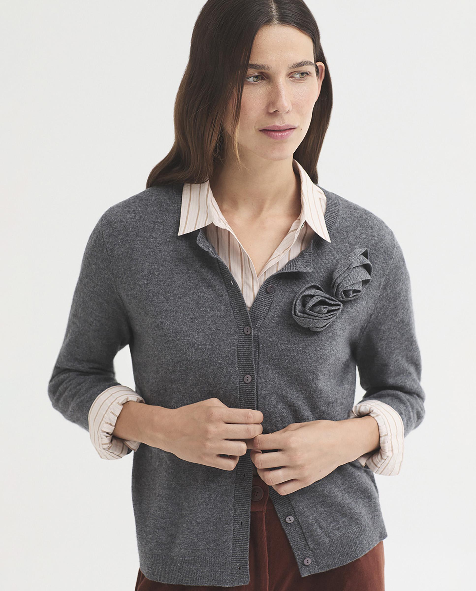 Cárdigan de mujer de punto con flores y cuello redondo - Nice Things - Gris Gris-2