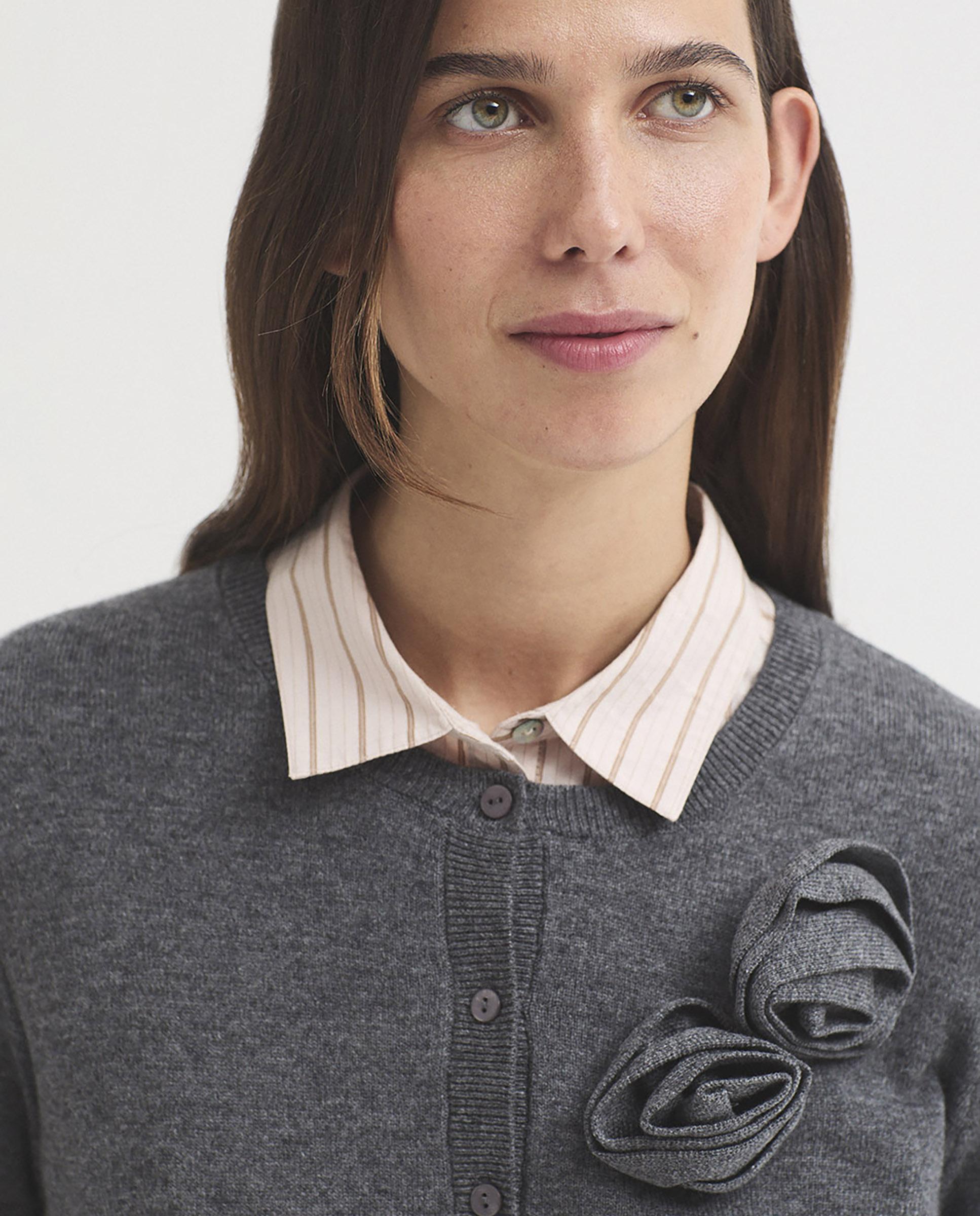 Cárdigan de mujer de punto con flores y cuello redondo - Nice Things - Gris Gris-3