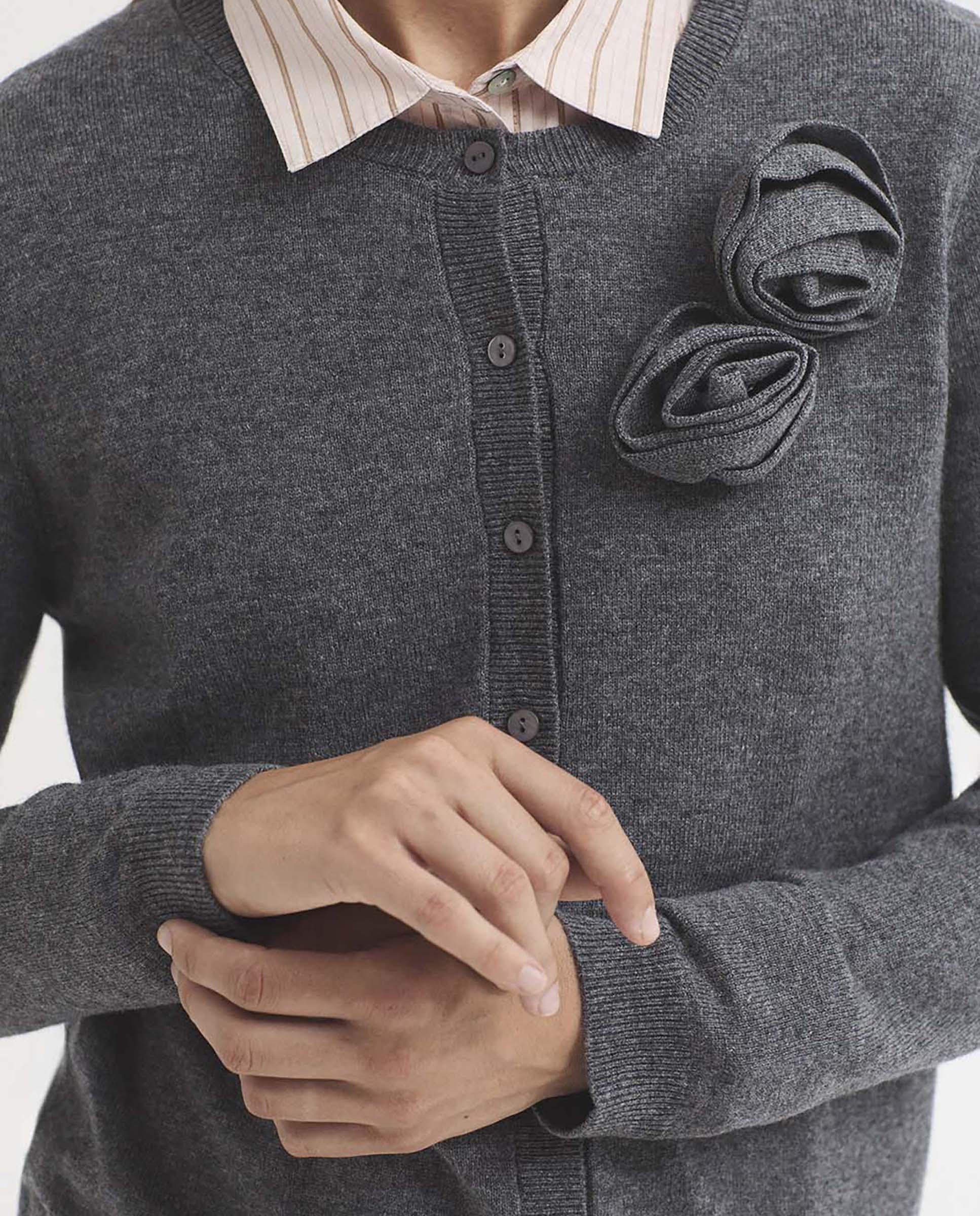 Cárdigan de mujer de punto con flores y cuello redondo - Nice Things - Gris Gris-4
