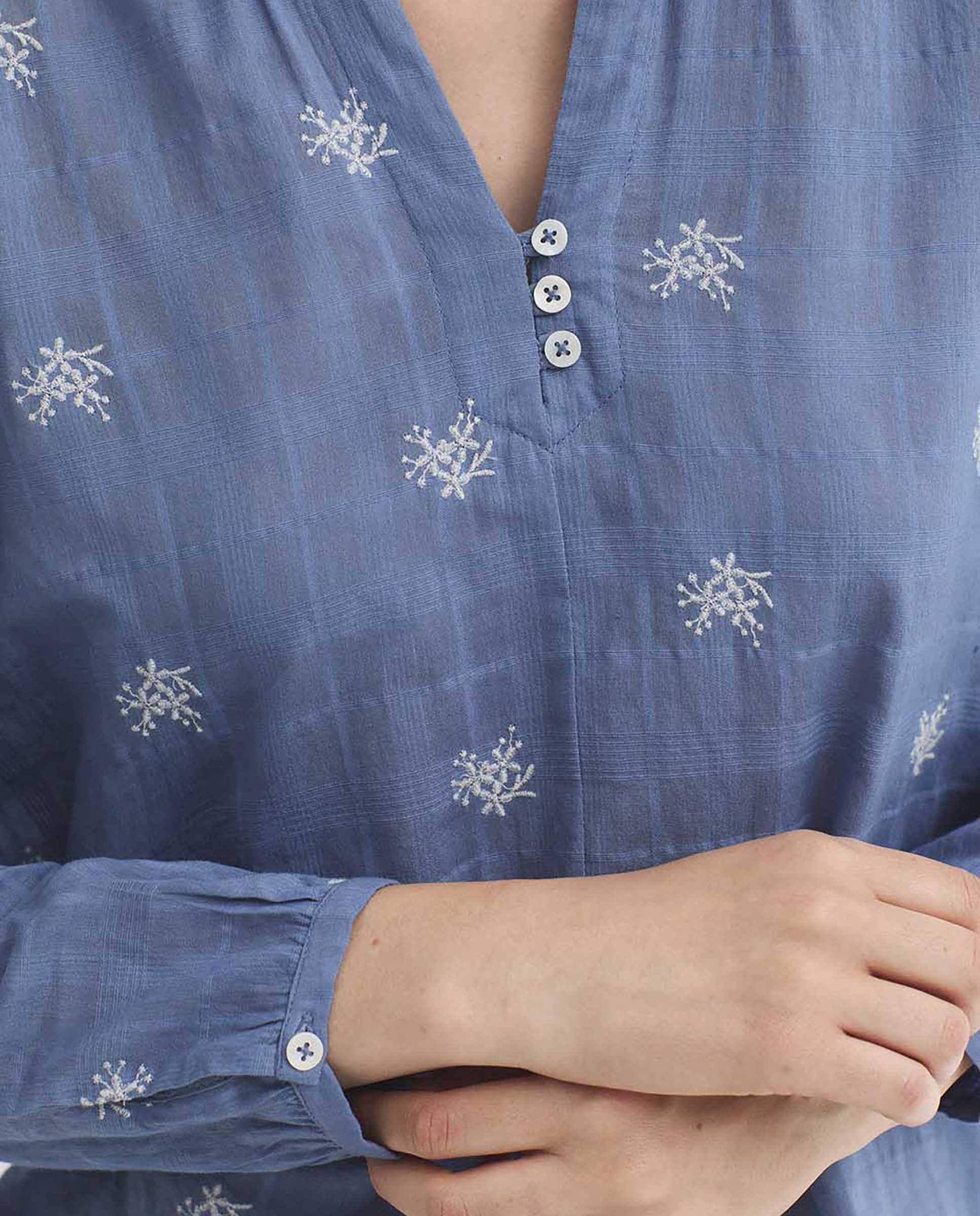 Blusa de mujer 100% algodón con flores bordadas - Nice Things - Azul claro Azul claro-3