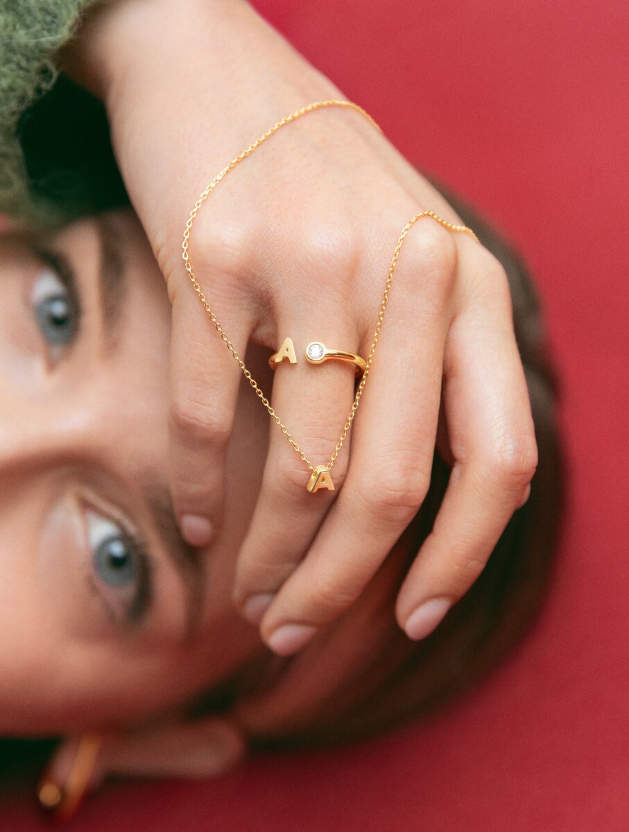 Anillo personalizado Letter Diamond de plata bañado en oro letra A Dorado-5