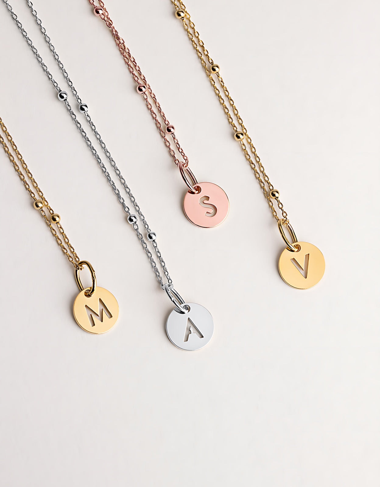 Collar mini medallion de plata bañado en oro inicial m - Singularu - Dorado Dorado-5