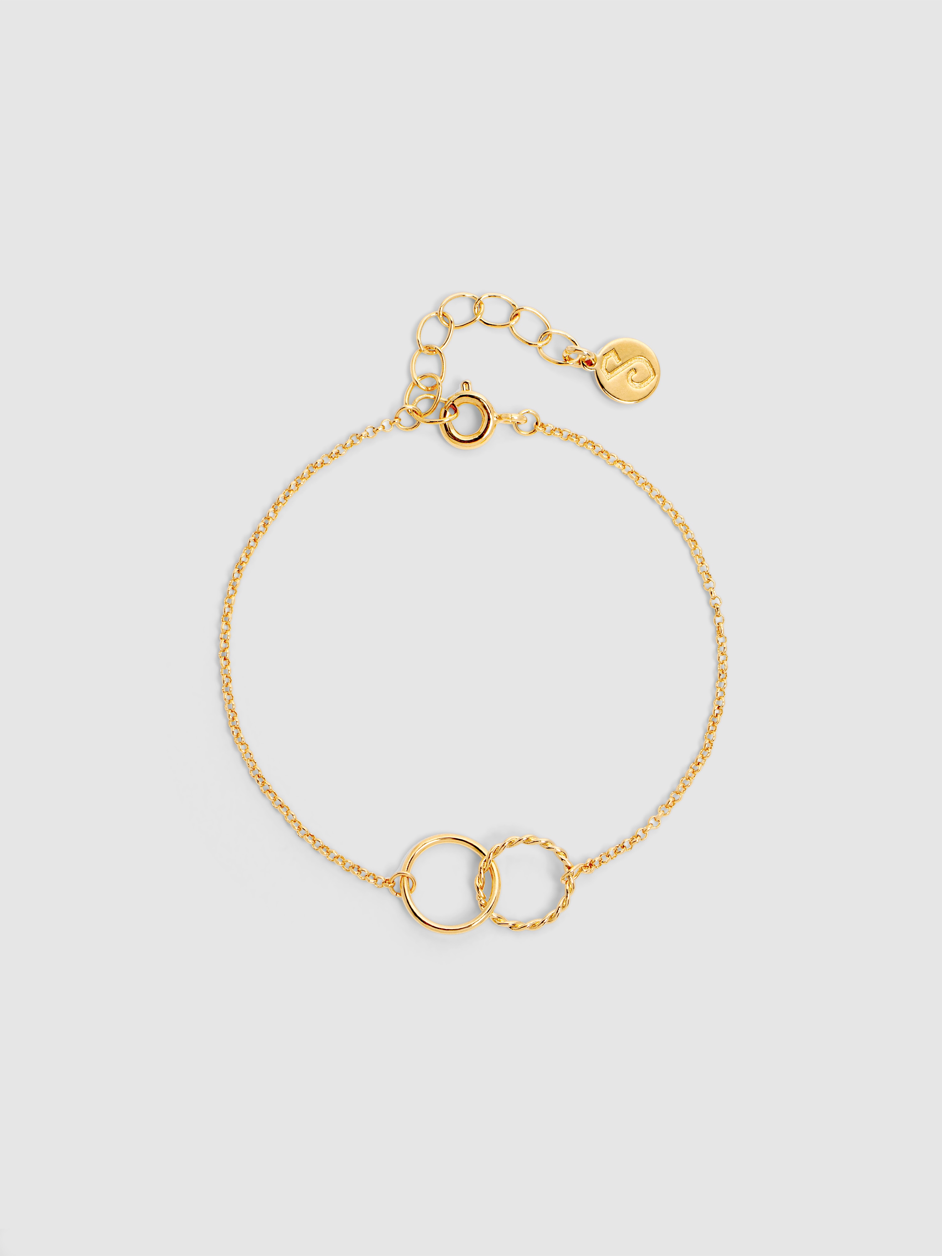 Pulsera rígida bañada en oro de 18k con diseño abierto y una mariposa
