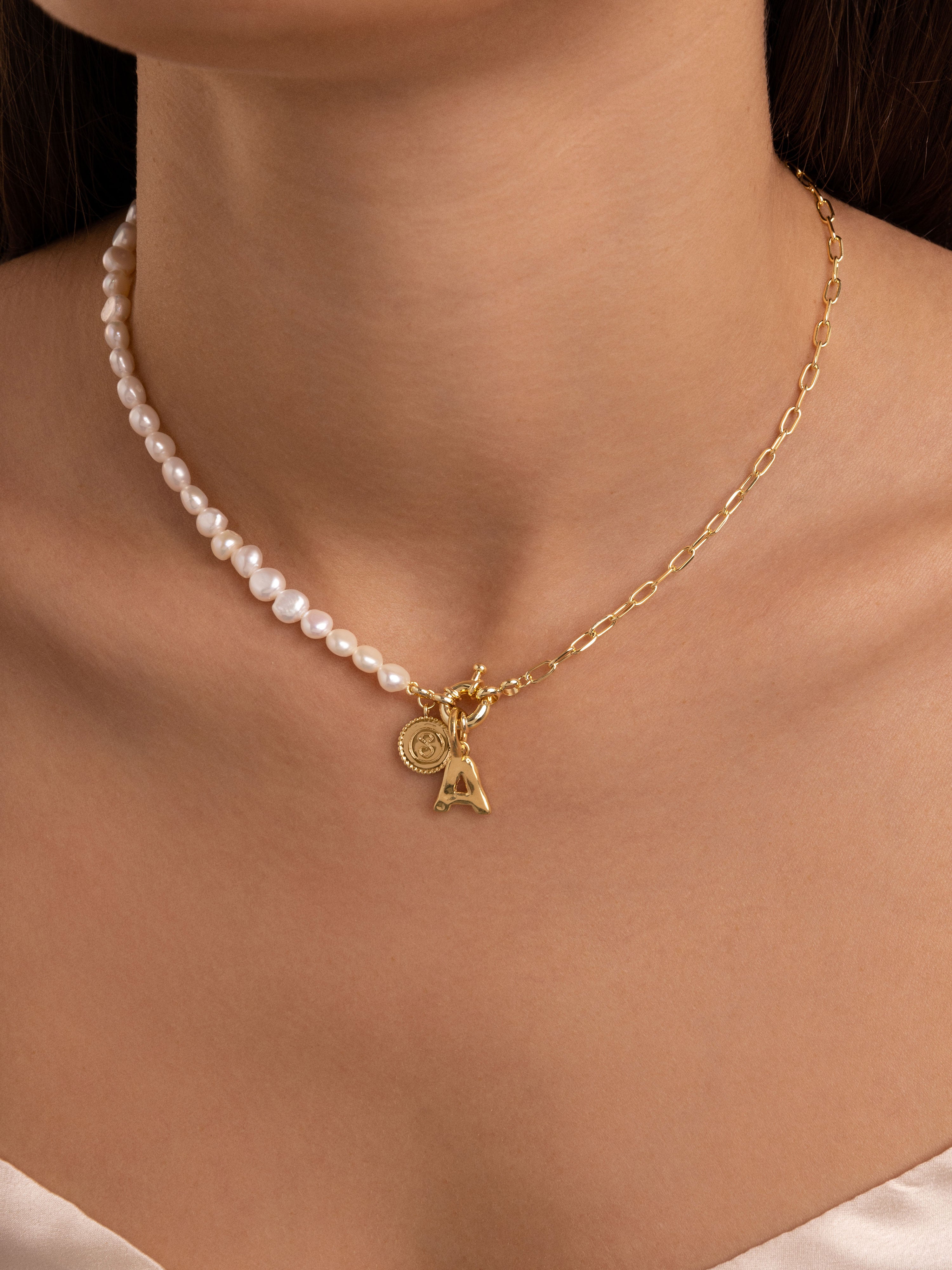 Charm letter organic de plata bañada en oro letra j Dorado Singularu Dorado-2