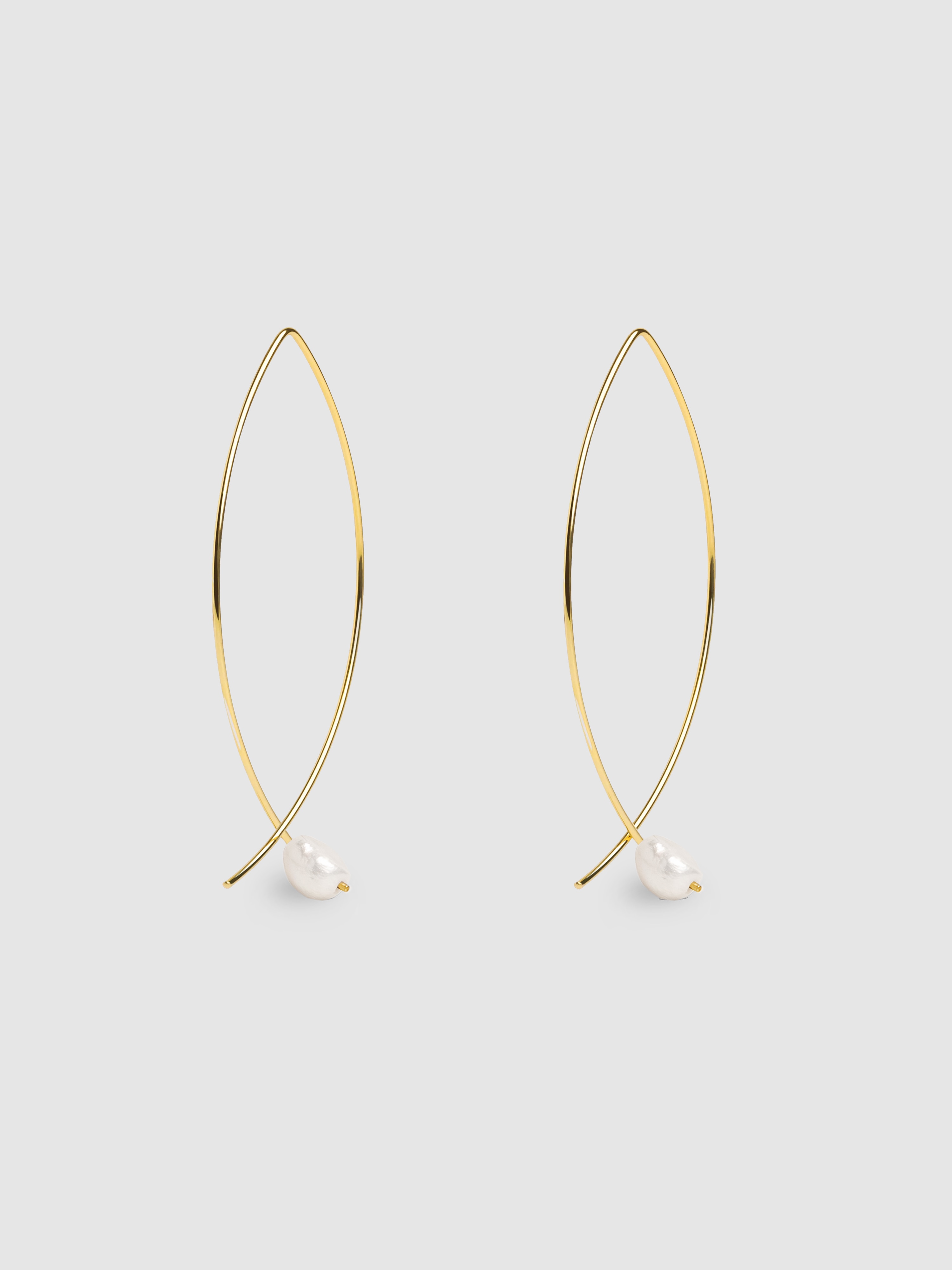 Pendientes arch bean pearl de plata bañados en oro