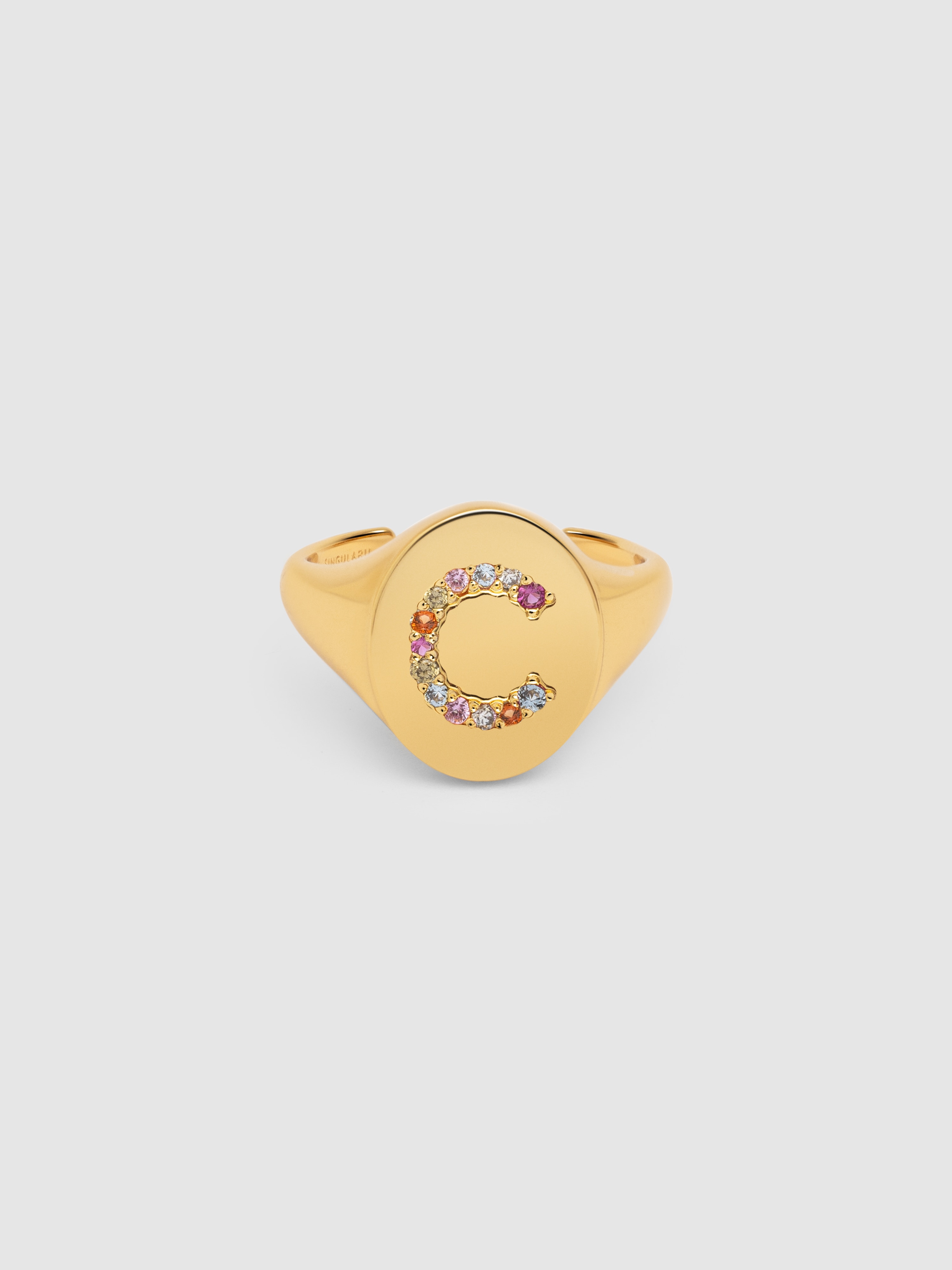 Imagen 0 de Anillo personalizado signet letter colors de aleación de metales bañado en oro letra c Multicolor