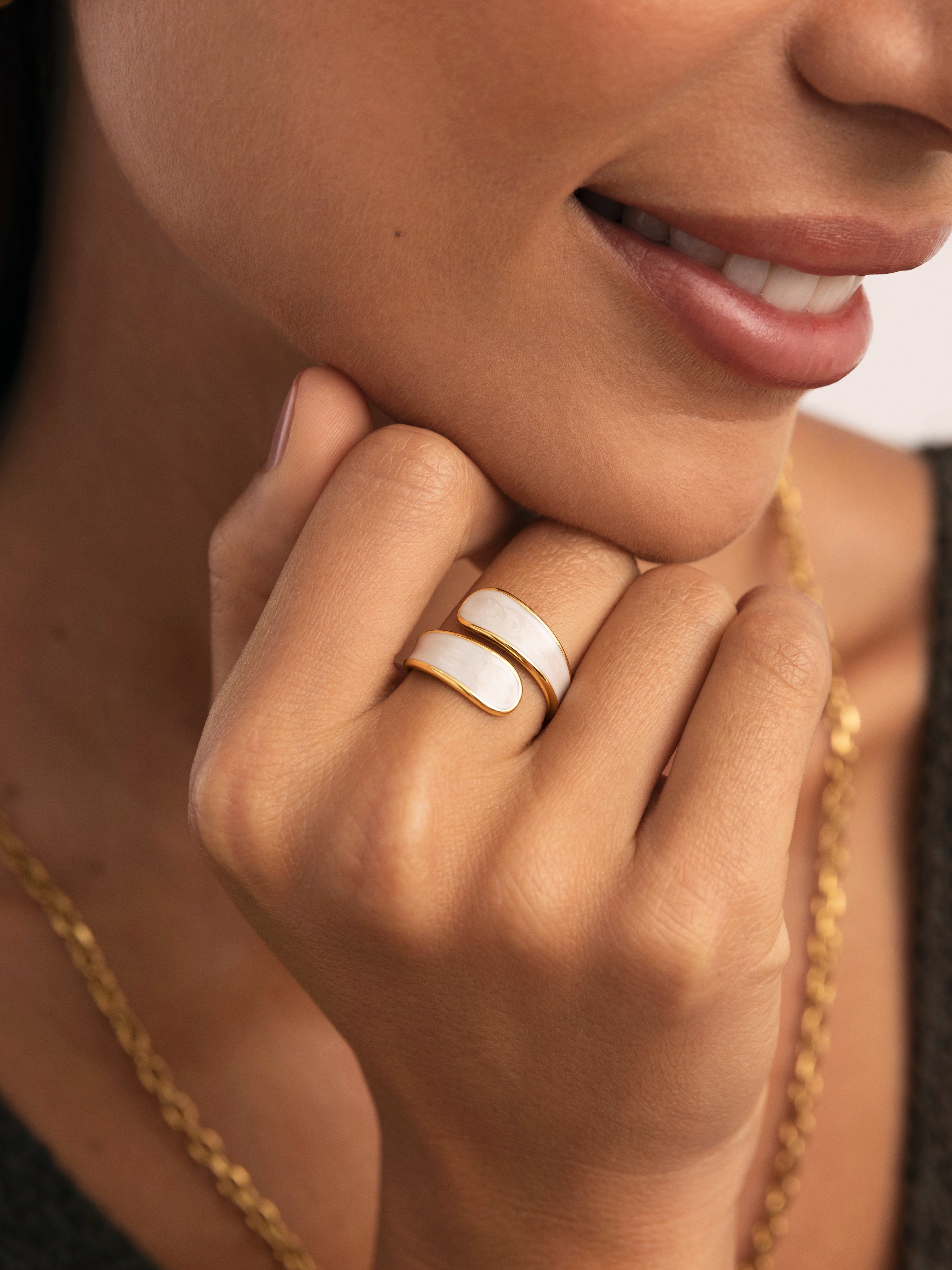 Anillo abbraccio white de acero bañado en oro - Singularu - Blanco Blanco-2