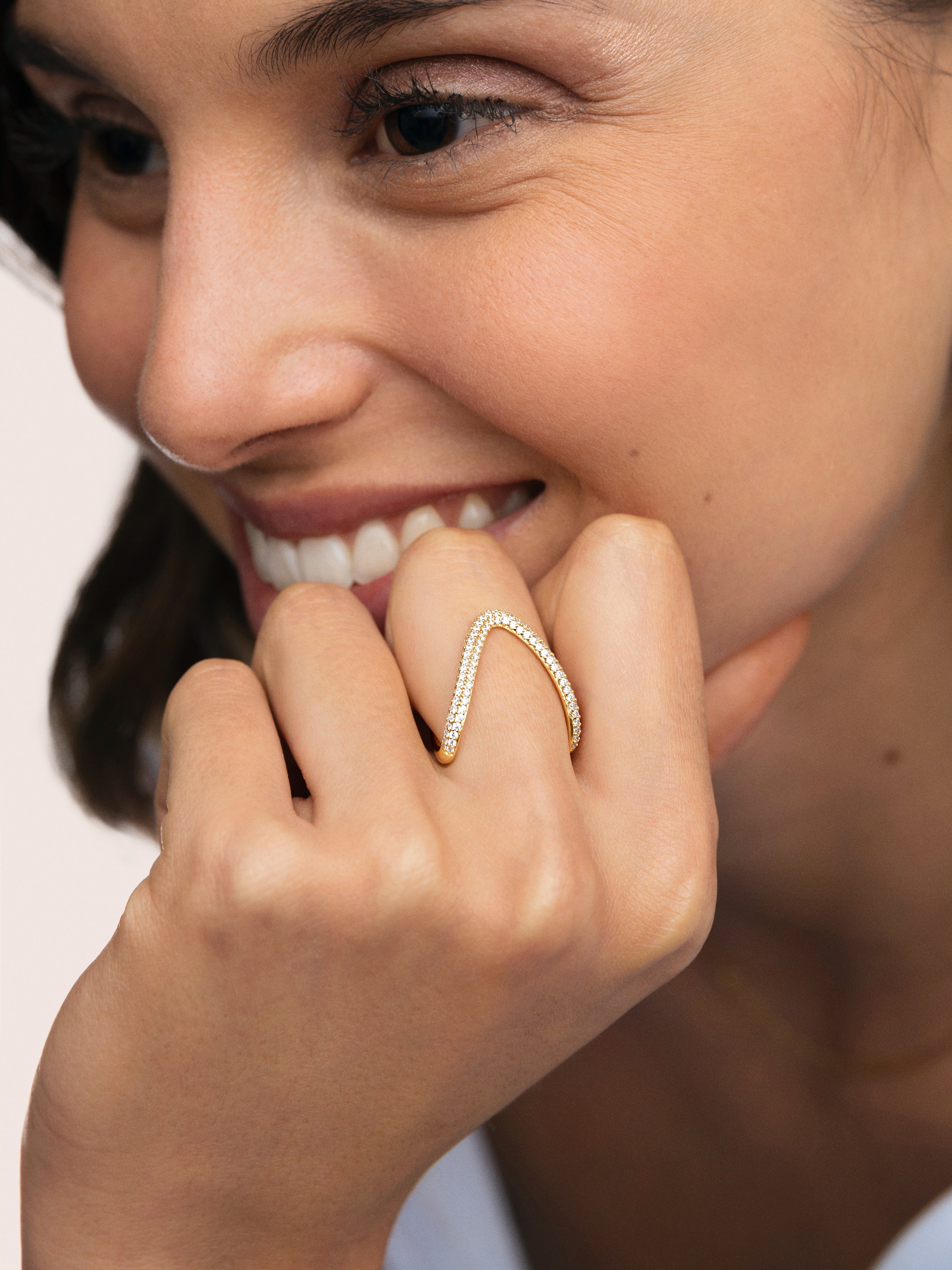 Anillo v scarlett de aleación de metales bañado en oro - Singularu - Dorado Dorado-2