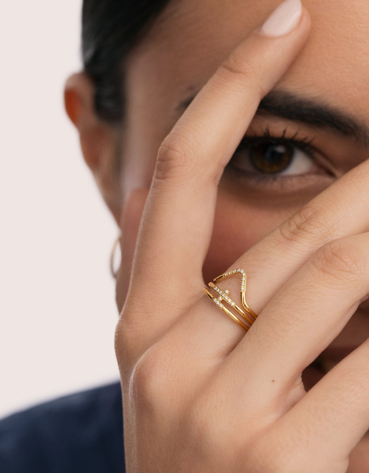 Anillo con piedras sparks de acero bañado en oro - Singularu - Dorado Dorado-3