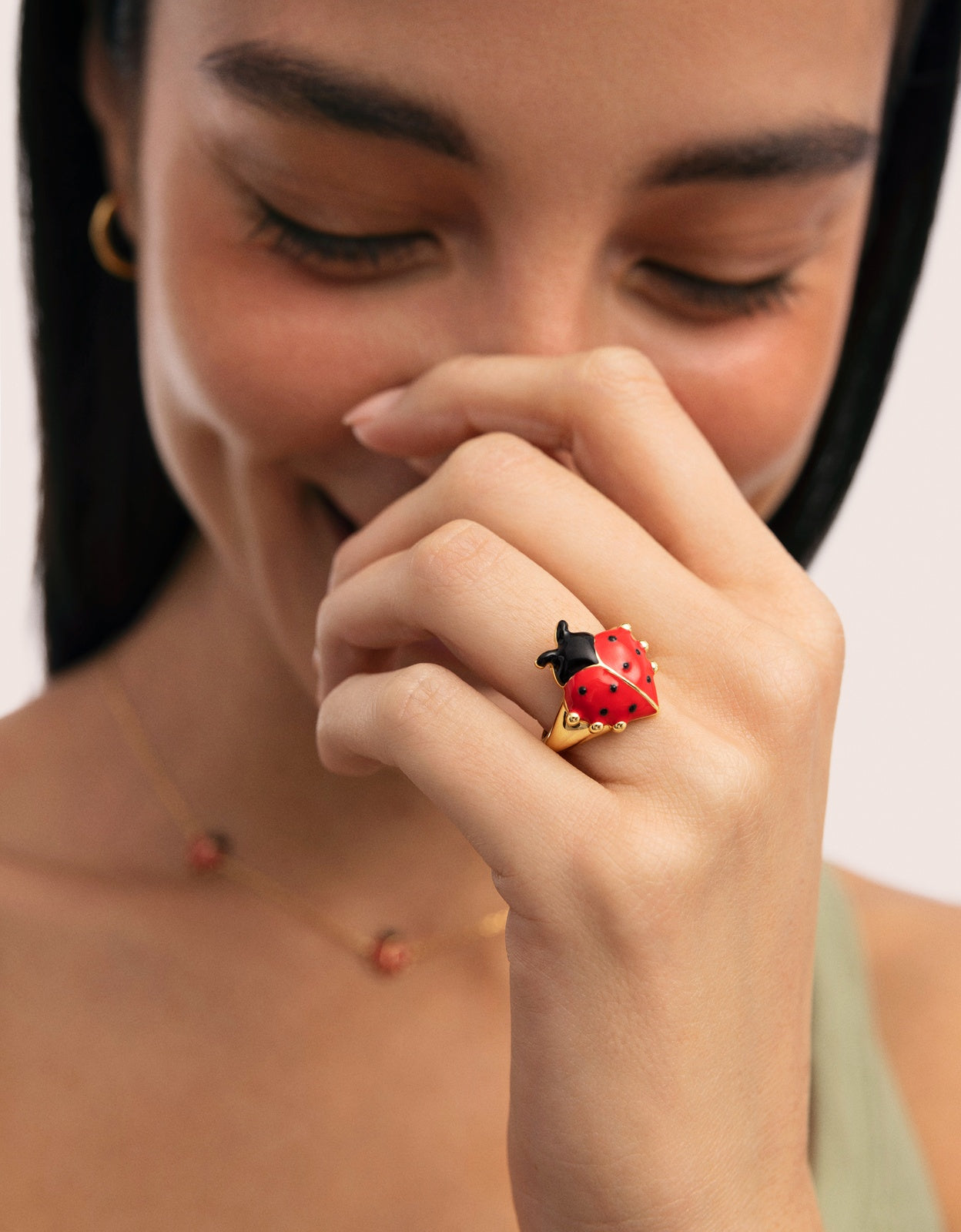 Anillo tipo sello mariquita de aleación de metales bañado en oro - Singularu - Rojo Rojo-2
